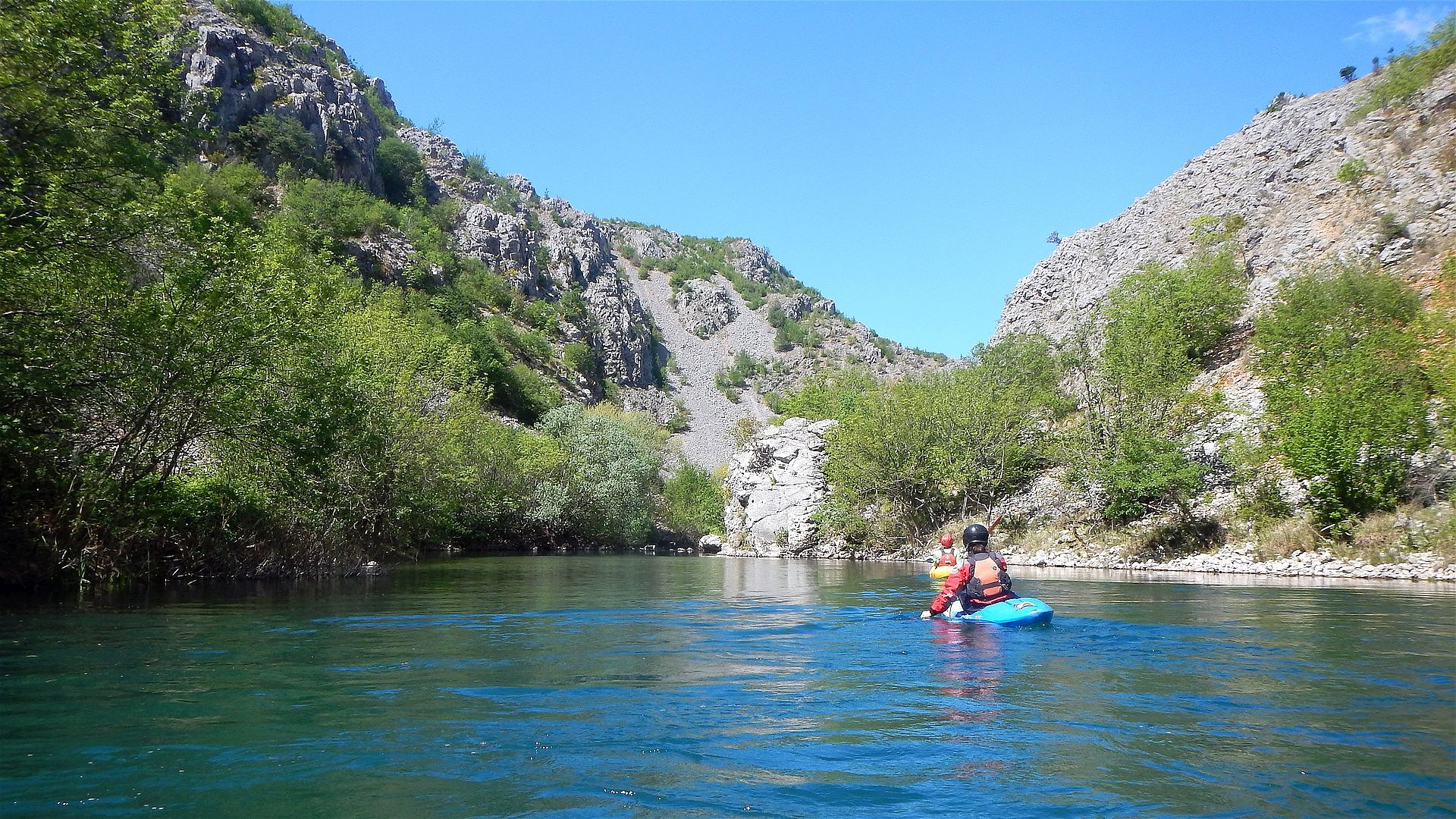 🛶 Wolfgang A., Marion M. (© Ilse E. 9.4.17) Kajak, Fluss Zrmanja, Abschnitt Kaštel Žegarski - Berberi (Große Schlucht) nach dem Einstieg 🛶 Wolfgang A., Marion M.