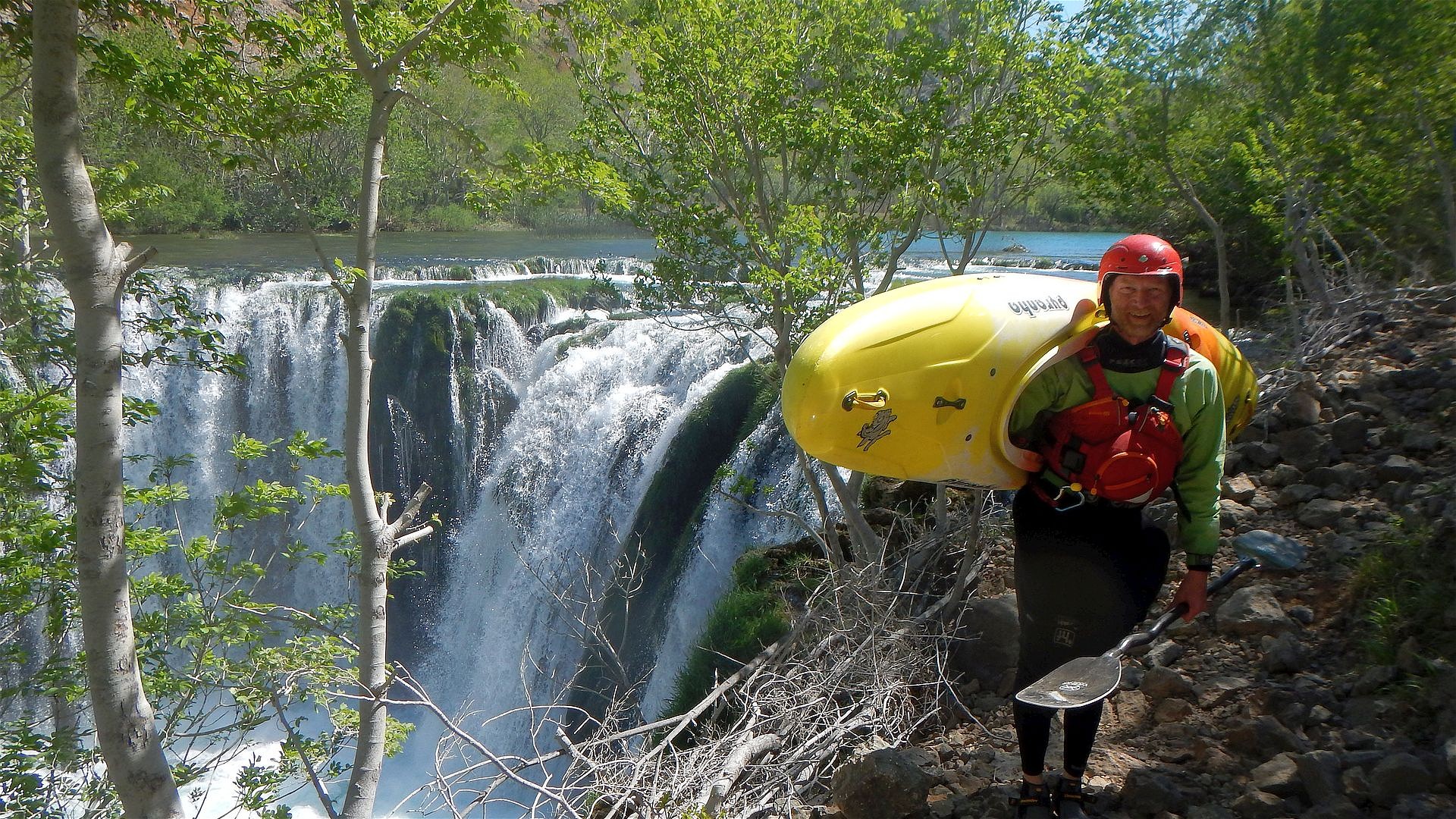 🛶 Wolfgang A. (© Ilse E. 9.4.17) Kajak, Fluss Zrmanja, Abschnitt Kaštel Žegarski - Berberi (Große Schlucht) Umtragen des Visoki Buk 🛶 Wolfgang A.
