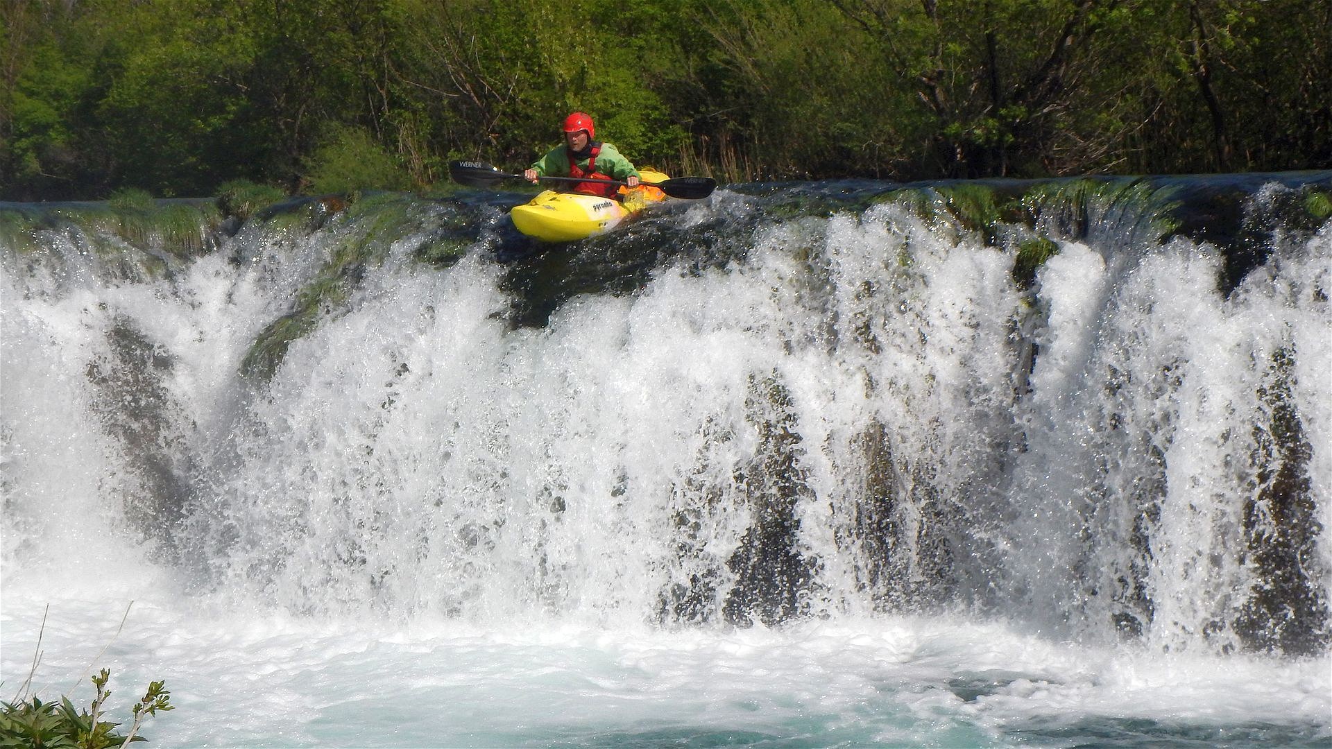 🛶 Wolfgang A. (© Ilse E. 9.4.17) Kajak, Fluss Zrmanja, Abschnitt Kaštel Žegarski - Berberi (Große Schlucht) Ogarov buk 🛶 Wolfgang A.