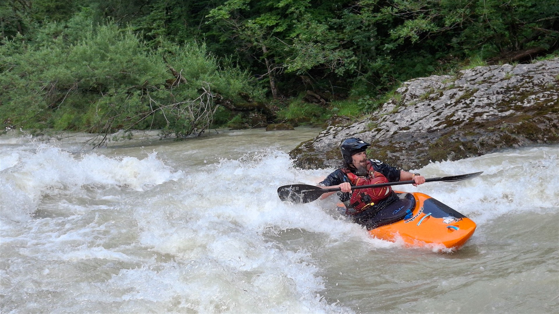 Kajak, Fluss Steyr, Abschnitt Stromboding - Elisabethsee (Obere Steyr) Surfwelle am Dirnbacher Rechen 