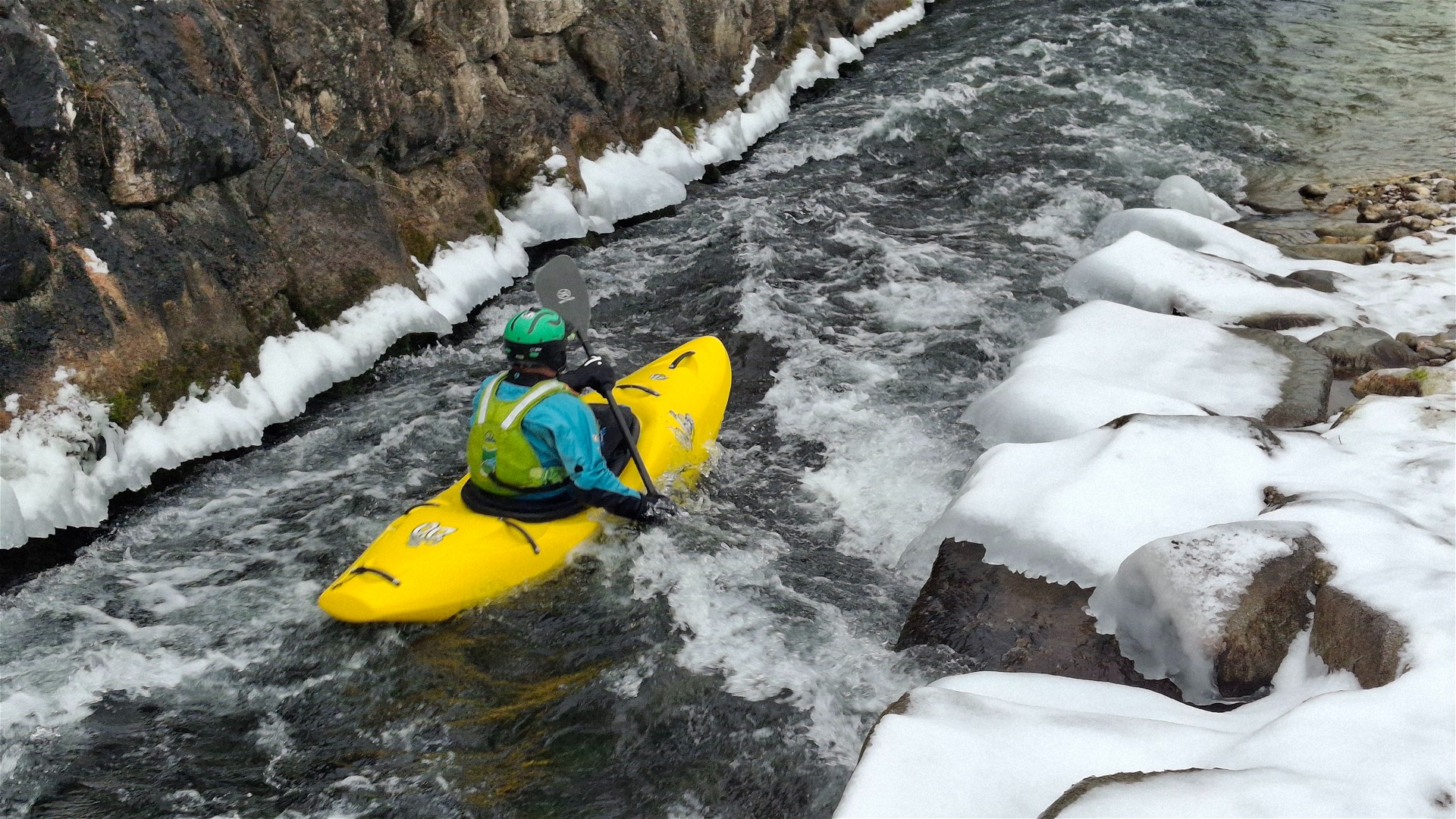 Kajak, Fluss Steyr, Abschnitt Aschach - Steyr Schwall bei Flussteilung bei Niederwasser 