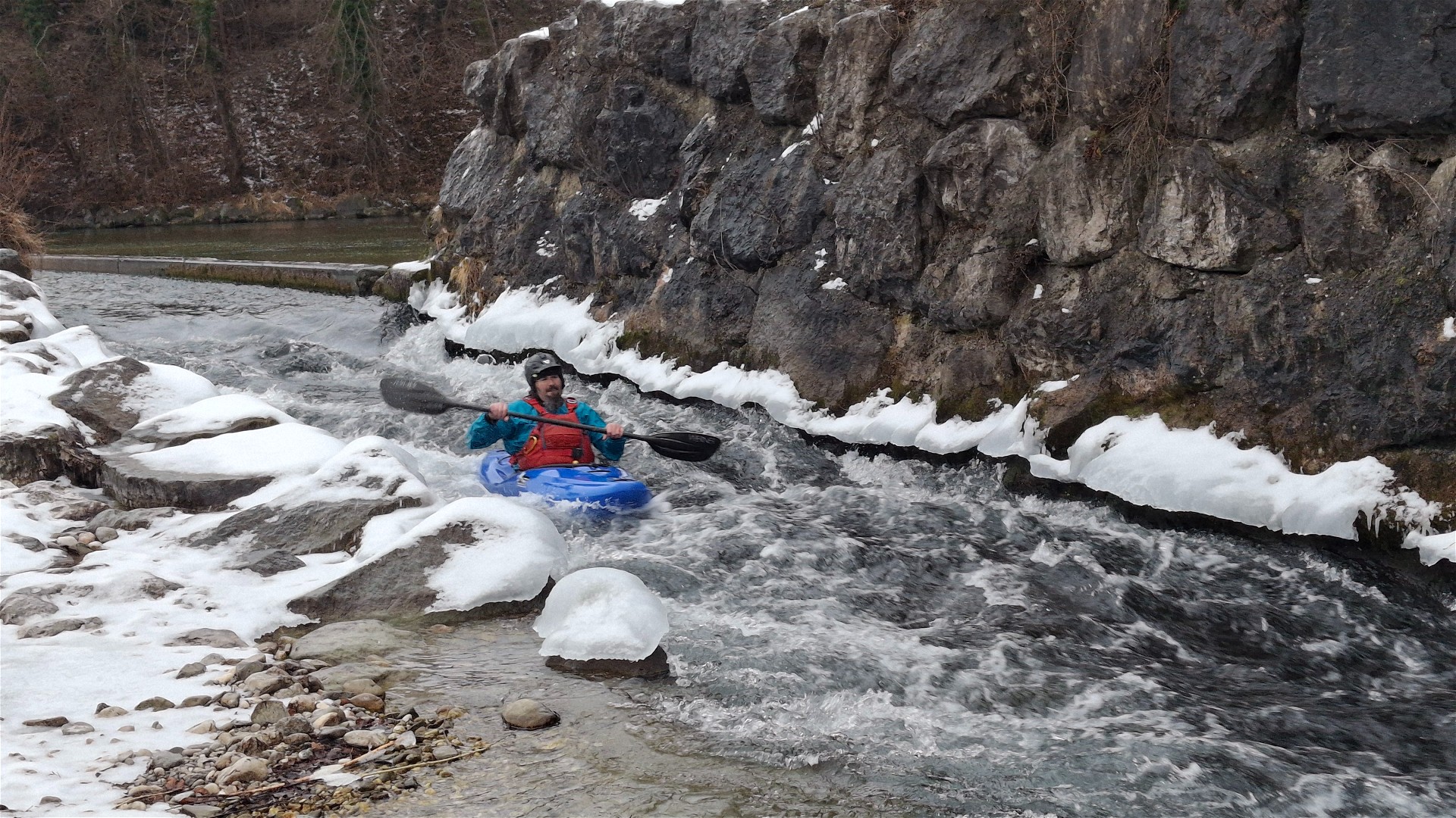 Kajak, Fluss Steyr, Abschnitt Aschach - Steyr Schwall bei Flussteilung bei Niederwasser 