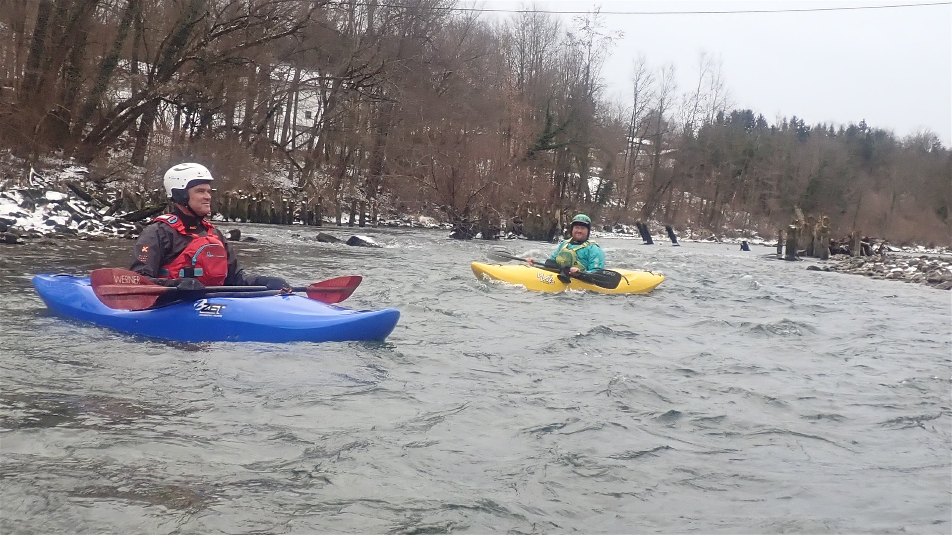 Kajak, Fluss Steyr, Abschnitt Aschach - Steyr gut sichtbare Pfähle 