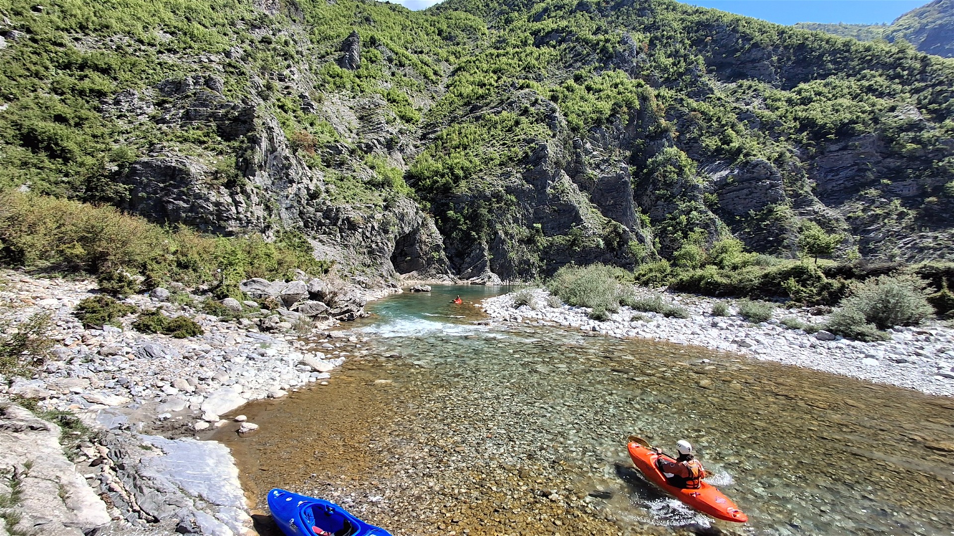 © Thomas R. 26.4.26 Kajak, Fluss Kir, Abschnitt Prekal - Canyon glasklar