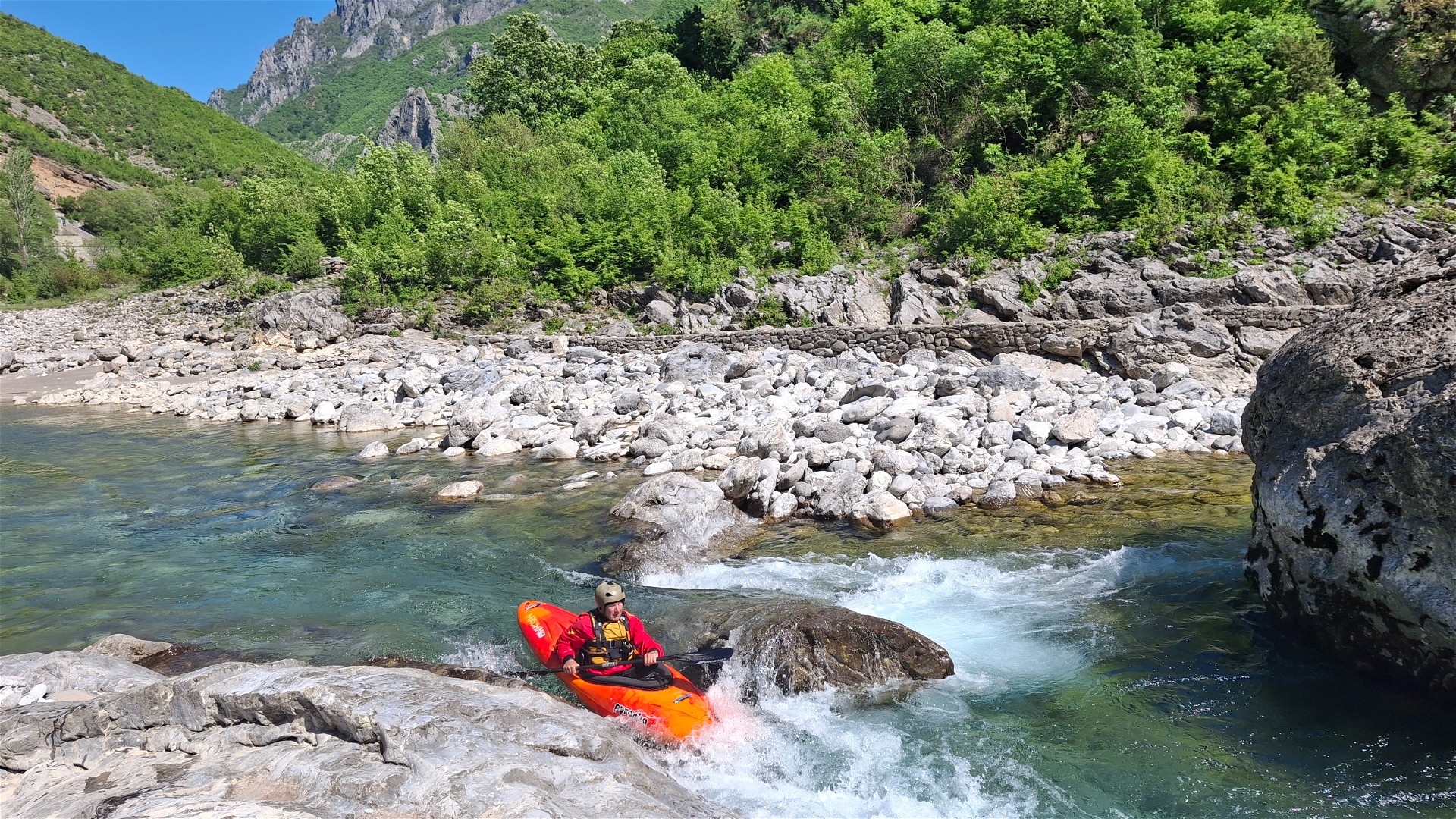 © Thomas R. 26.4.26 Kajak, Fluss Kir, Abschnitt Prekal - Canyon Einfahrt zum schwierigeren Abschluss