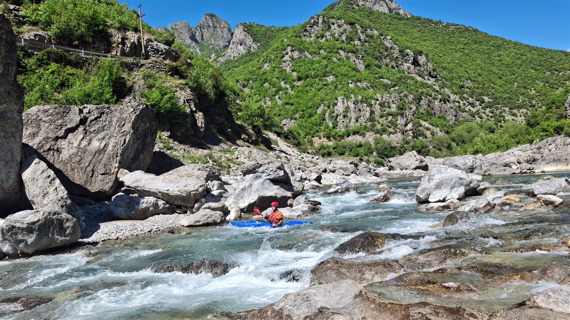 © Thomas R. 26.4.26 Kajak, Fluss Kir, Abschnitt Prekal - Canyon Einfahrt zum schwierigeren Abschluss