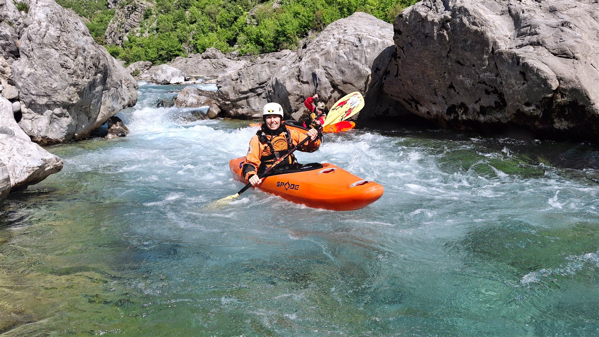 © Thomas R. 26.4.26 Kajak, Fluss Kir, Abschnitt Prekal - Canyon Engstelle