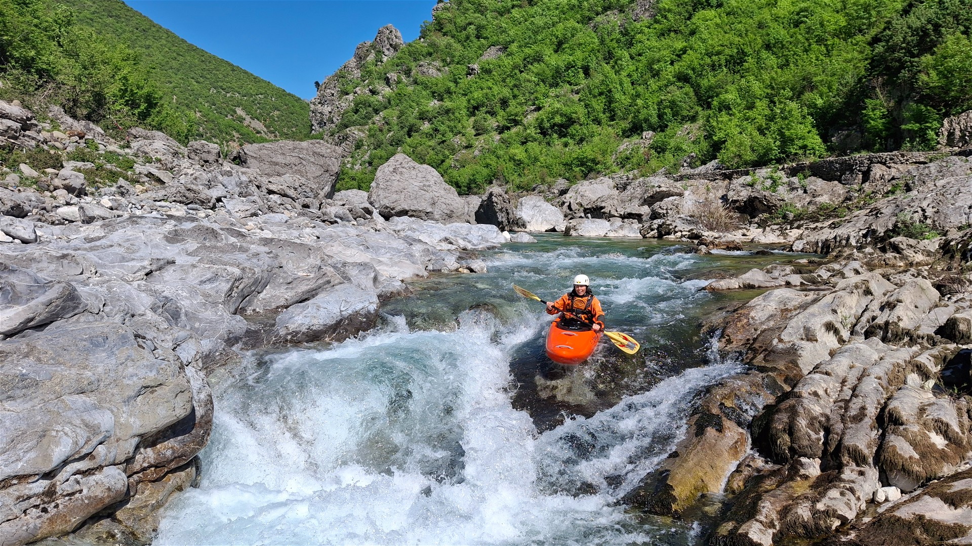 © Thomas R. 26.4.26 Kajak, Fluss Kir, Abschnitt Prekal - Canyon vor dem Ausstieg