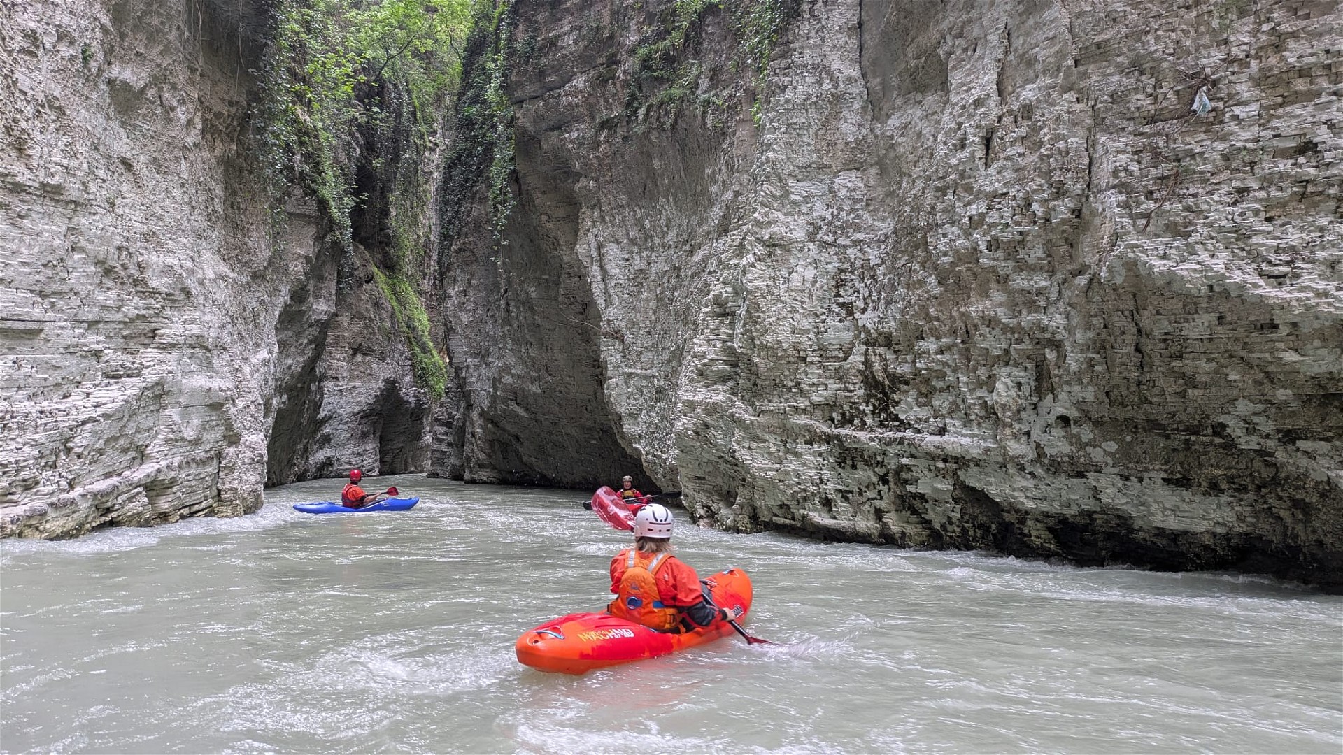 Kajak, Fluss Osum, Abschnitt Lapani - Çamping Kalaja in der langen Klamm 