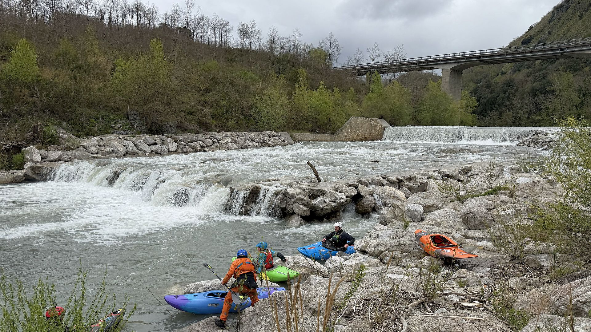 Kajak, Fluss Noce Lucano, Abschnitt Lauria - Parruta Doppelwehr l umtragen 