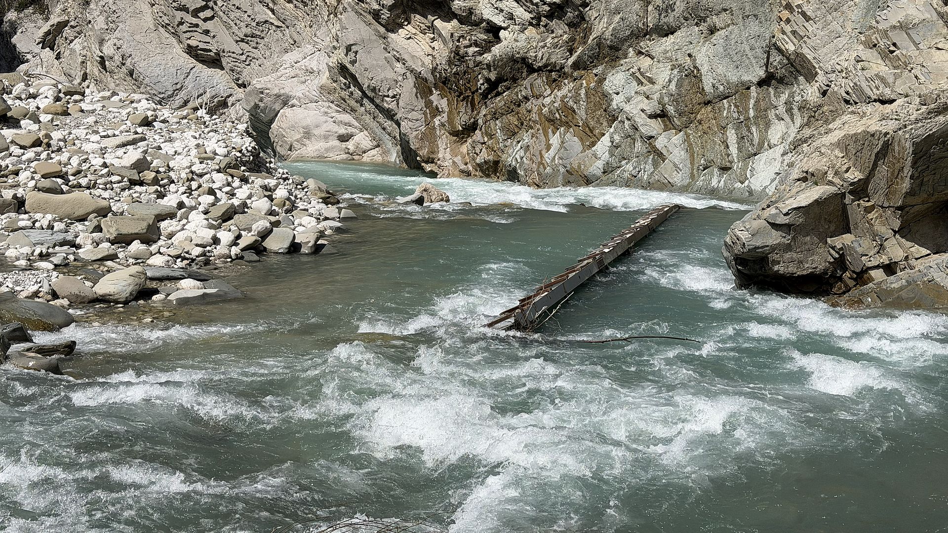 © Wolfgang A. 9.4.26 Kajak, Fluss Kalaritikos, Abschnitt Kalarites - Plaka eiserne Fußgängerbrücke vor der Klamm