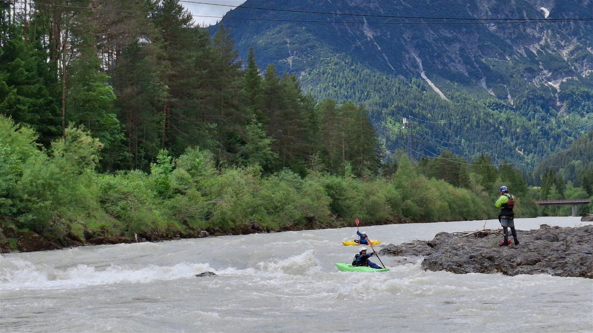 © Thomas R. 5.6.26 Kajak, Fluss Lech, Abschnitt Stanzach - Weissenbach Grundgestein nach Stanzach