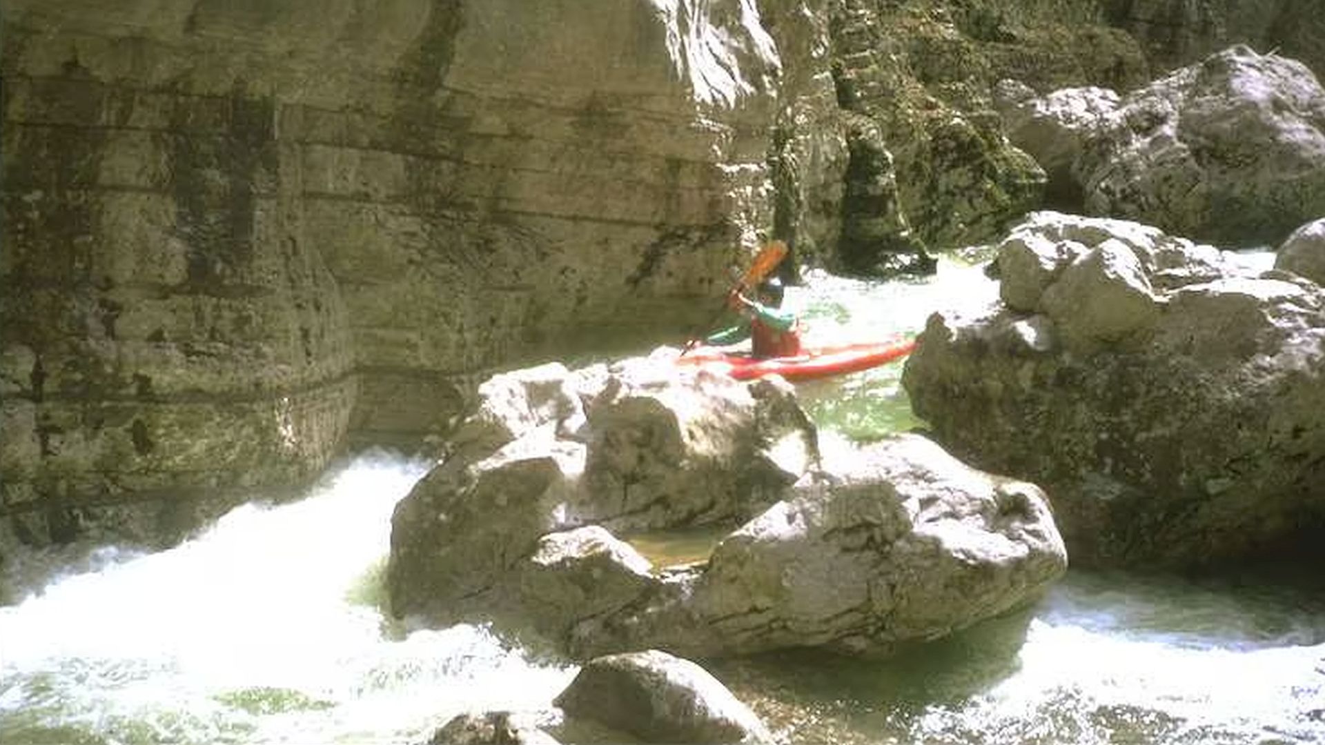© KC G. 1.5.07 Kajak, Fluss Vikos, Abschnitt Kokkorou Brücke - Aristi (Vikos Canyon) im Herzen des Canyons