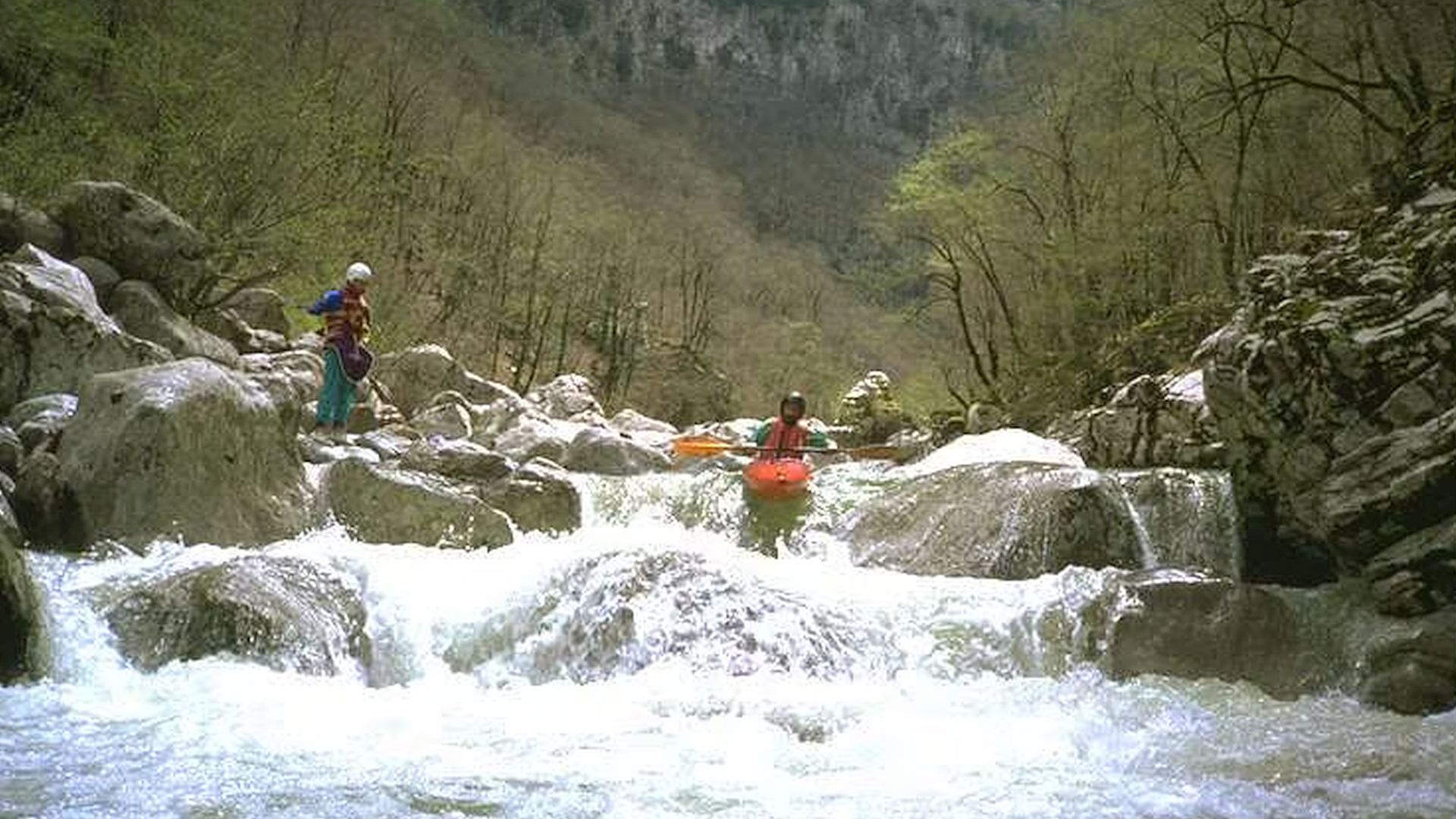 © KC G. 1.5.07 Kajak, Fluss Vikos, Abschnitt Kokkorou Brücke - Aristi (Vikos Canyon) kurz vor der Voidomatisquelle