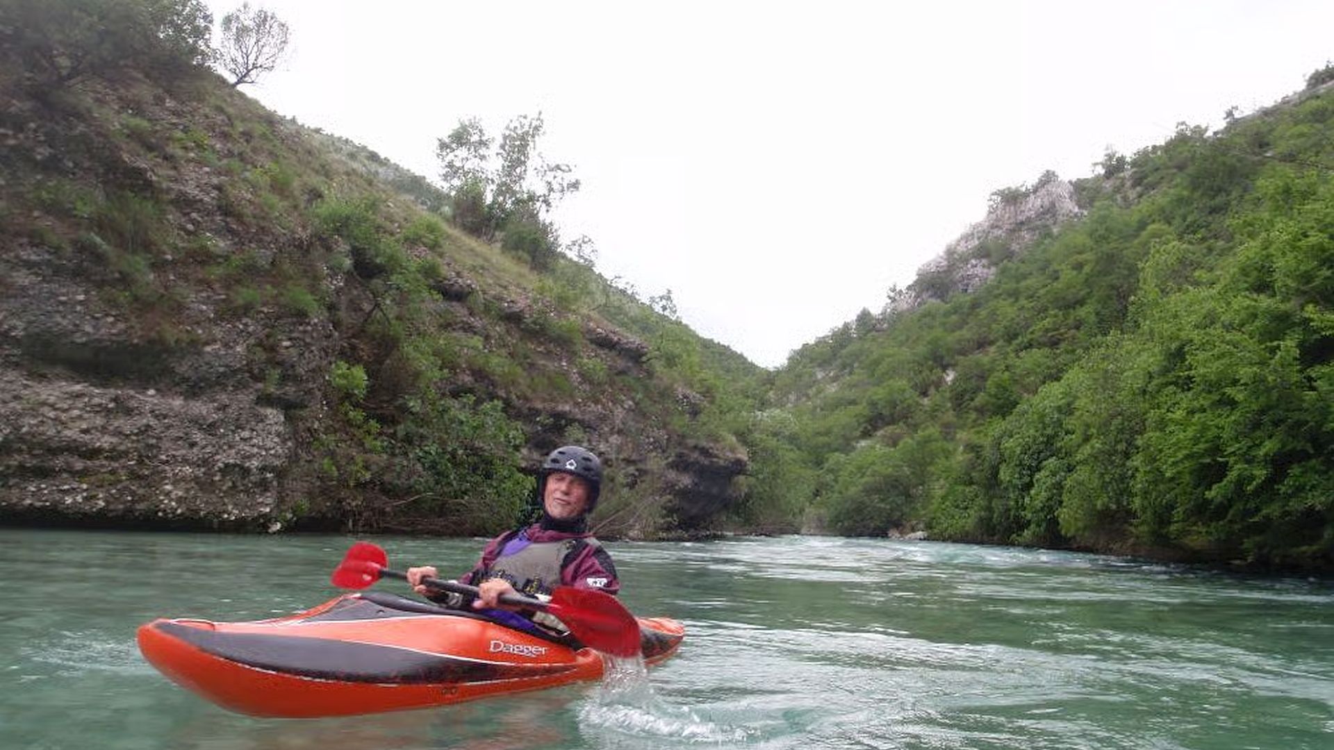Kajak, Fluss Mala Rijeka, Abschnitt Potkrš - Bioče (Unterlauf) kleine Klamm am Schluchtende 