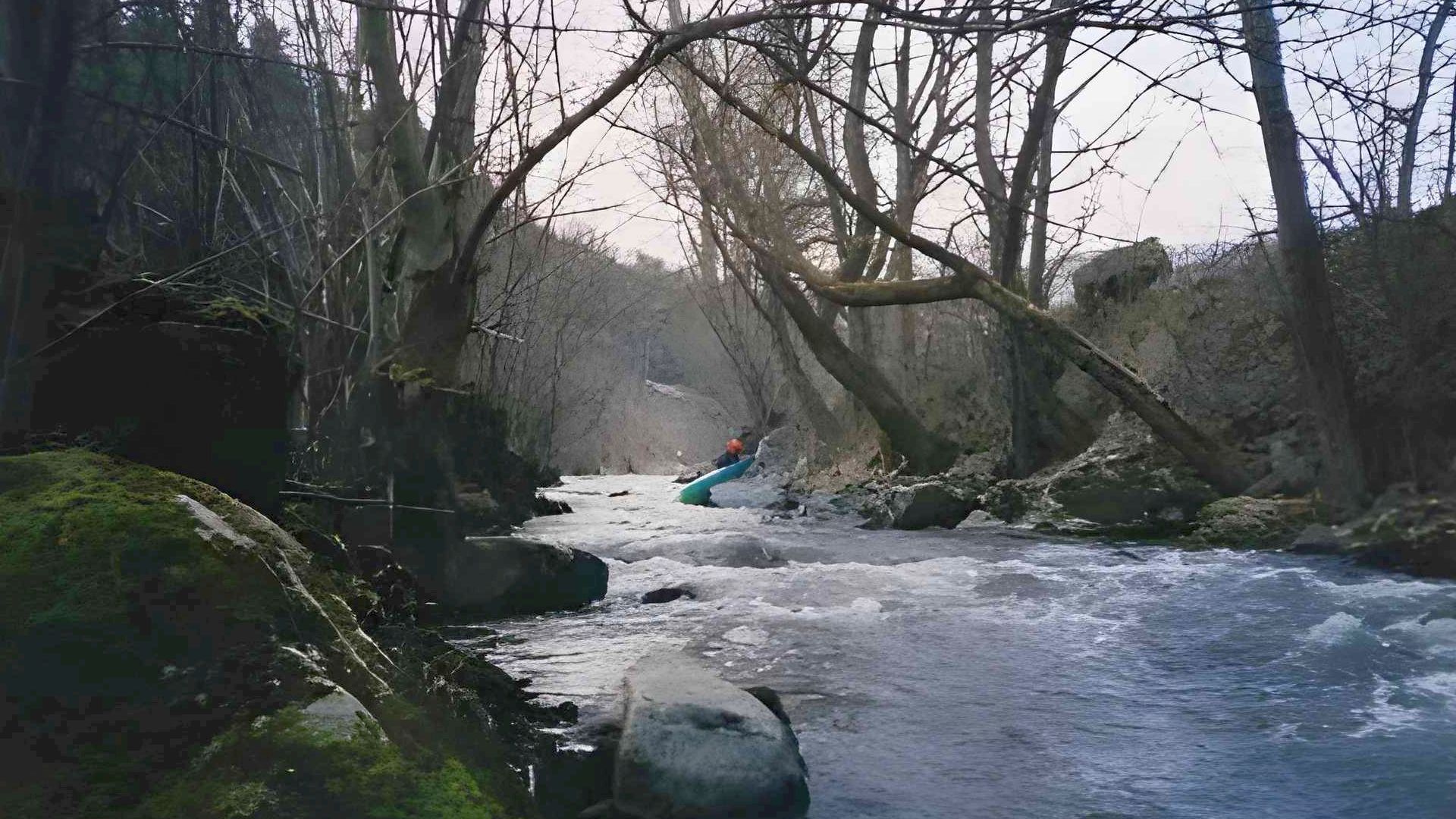 © Michael W. 1.4.05 Kajak, Fluss Weitenbach, Abschnitt Martinsberg - Würnsdorf (Steilzone) bei niedrigem Wasserstand gestrandet
