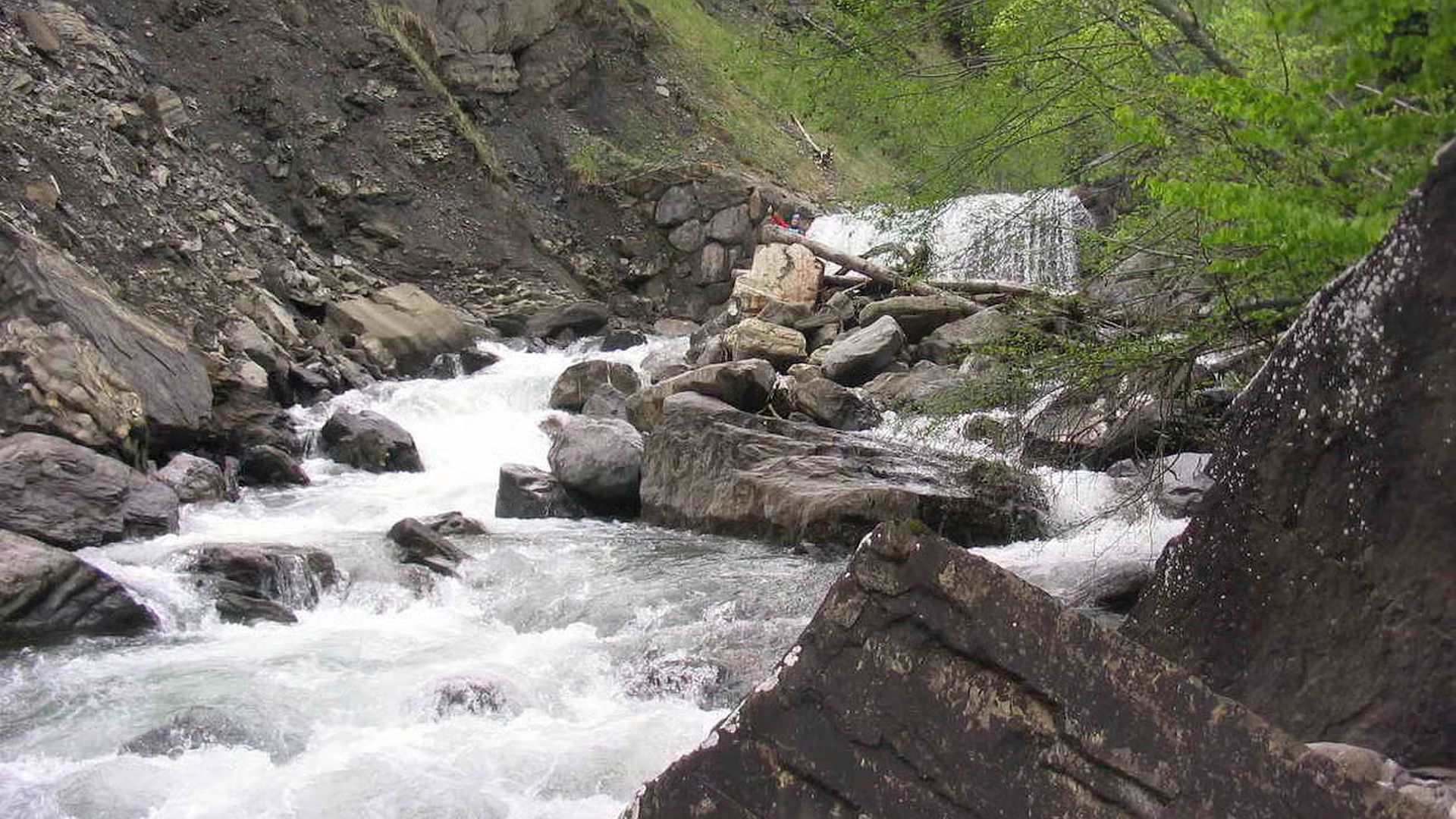 Kajak, Fluss Mellenbach, Abschnitt Wehr - Holzbrücke (Mittlerer Mellenbach) am Einstieg gleich zu Beginn die schwerste Stelle 