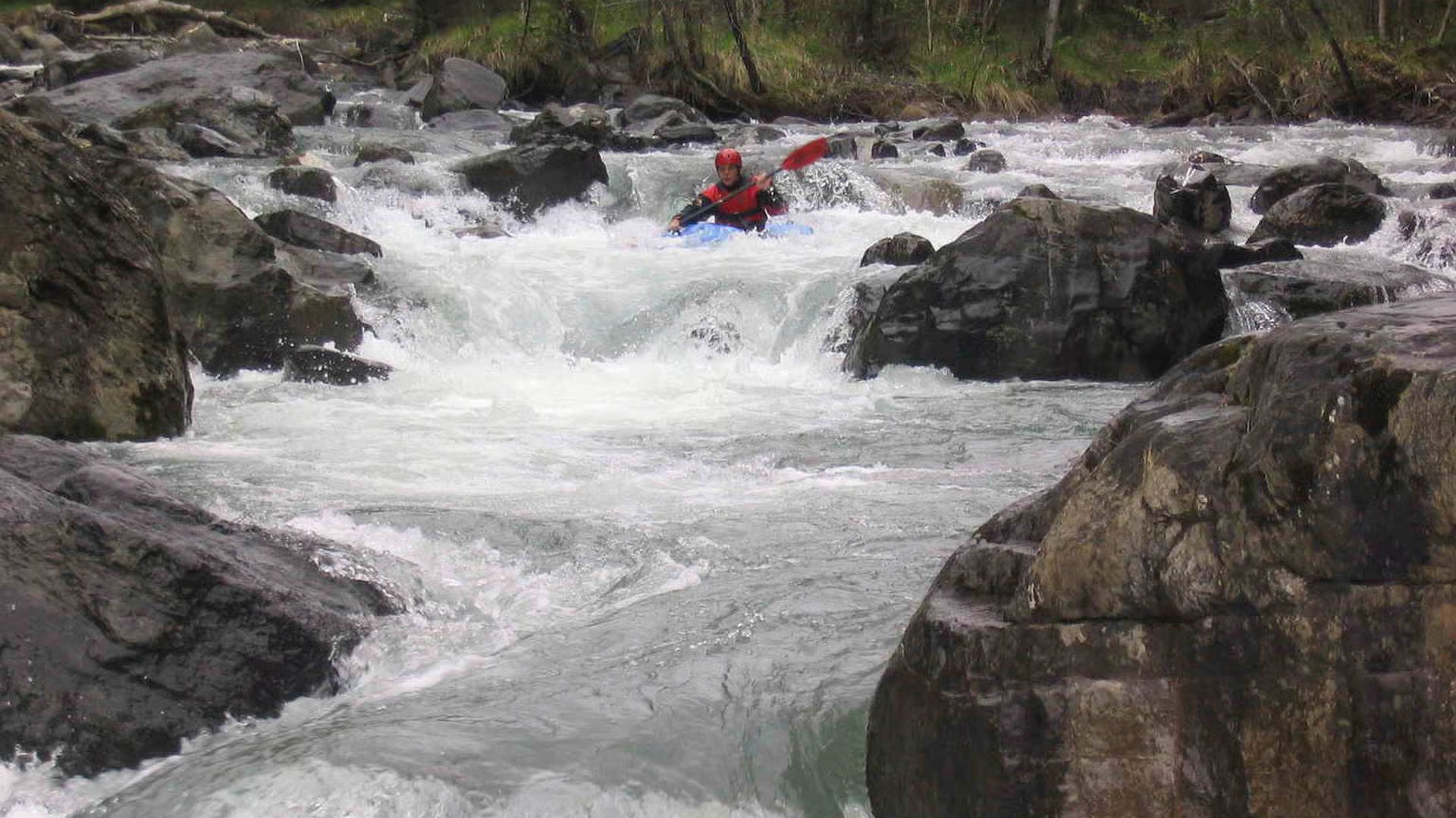 Kajak, Fluss Mellenbach, Abschnitt Wehr - Holzbrücke (Mittlerer Mellenbach) Einfahrt zur letzten anspruchsvollen Stelle 