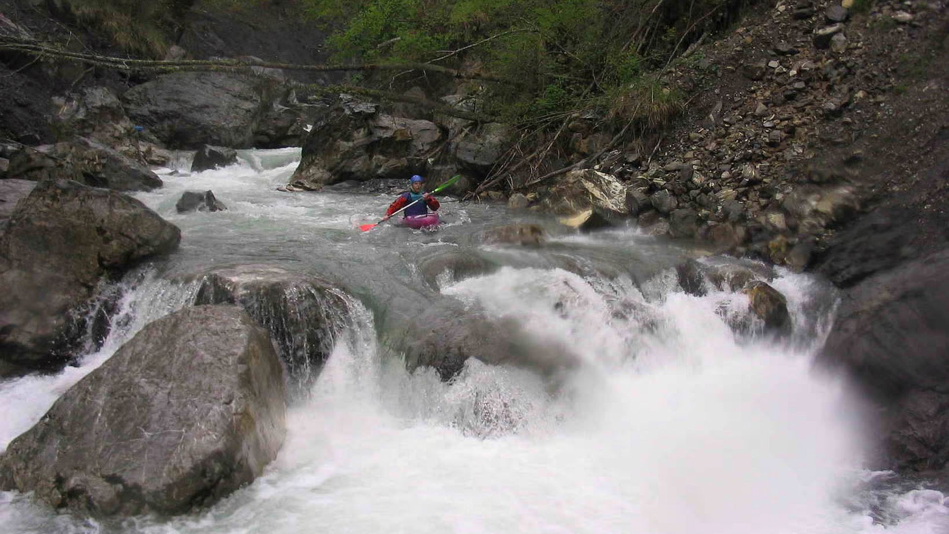 Kajak, Fluss Mellenbach, Abschnitt Holzbrücke - Mündung (Unterer Mellenbach) es geht mit sehr schönem WW weiter 