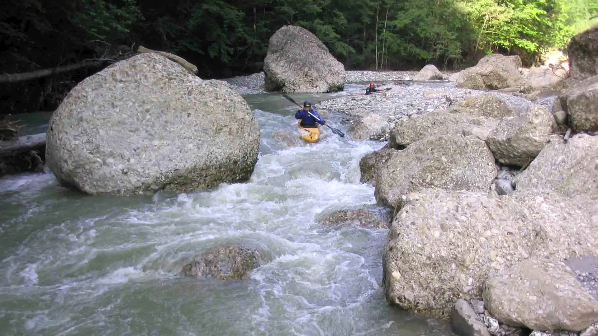 © Christian P. 1.7.08 Kajak, Fluss Subersach, Abschnitt Sibratsgfäll - Lingenau (Wasserhölzer) am Eingang zur Hittisschlucht