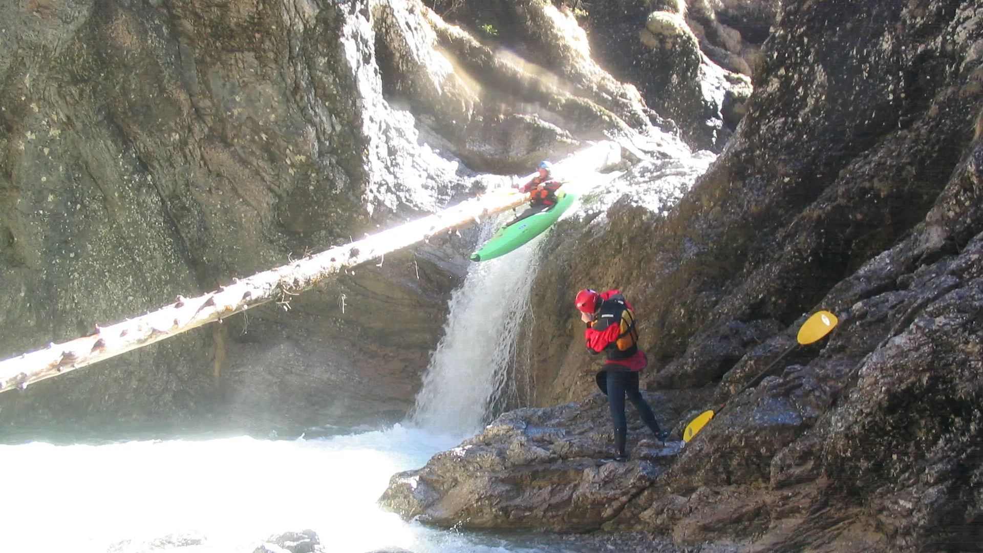 © Christian P. 30.11.11 Kajak, Fluss Krottenbach, Abschnitt Oedlbach - Sylvensteinspeicher (Klamm) Landstart beim Wasserfall