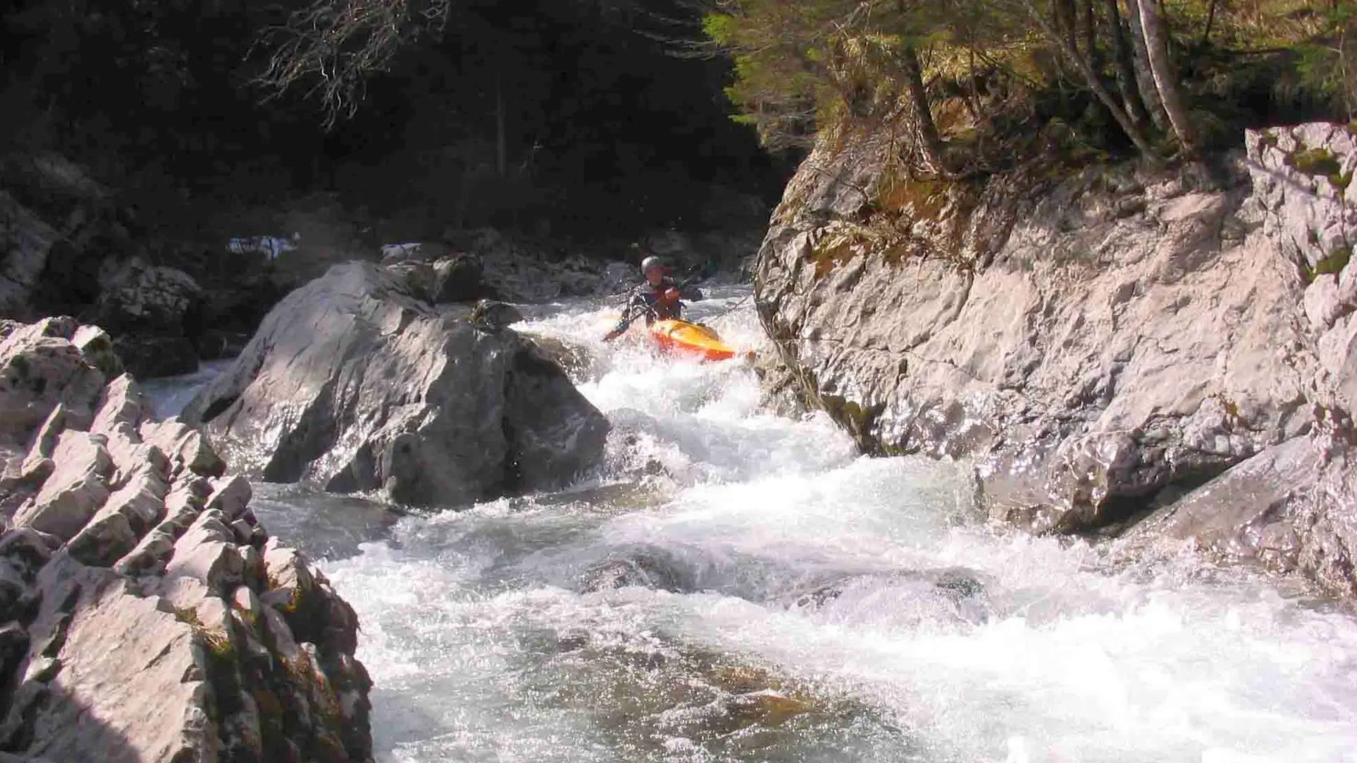Kajak, Fluss Ostrach, Abschnitt E-Werk - Hinterstein (Aueleschlucht) die erste Stelle am Einstieg 