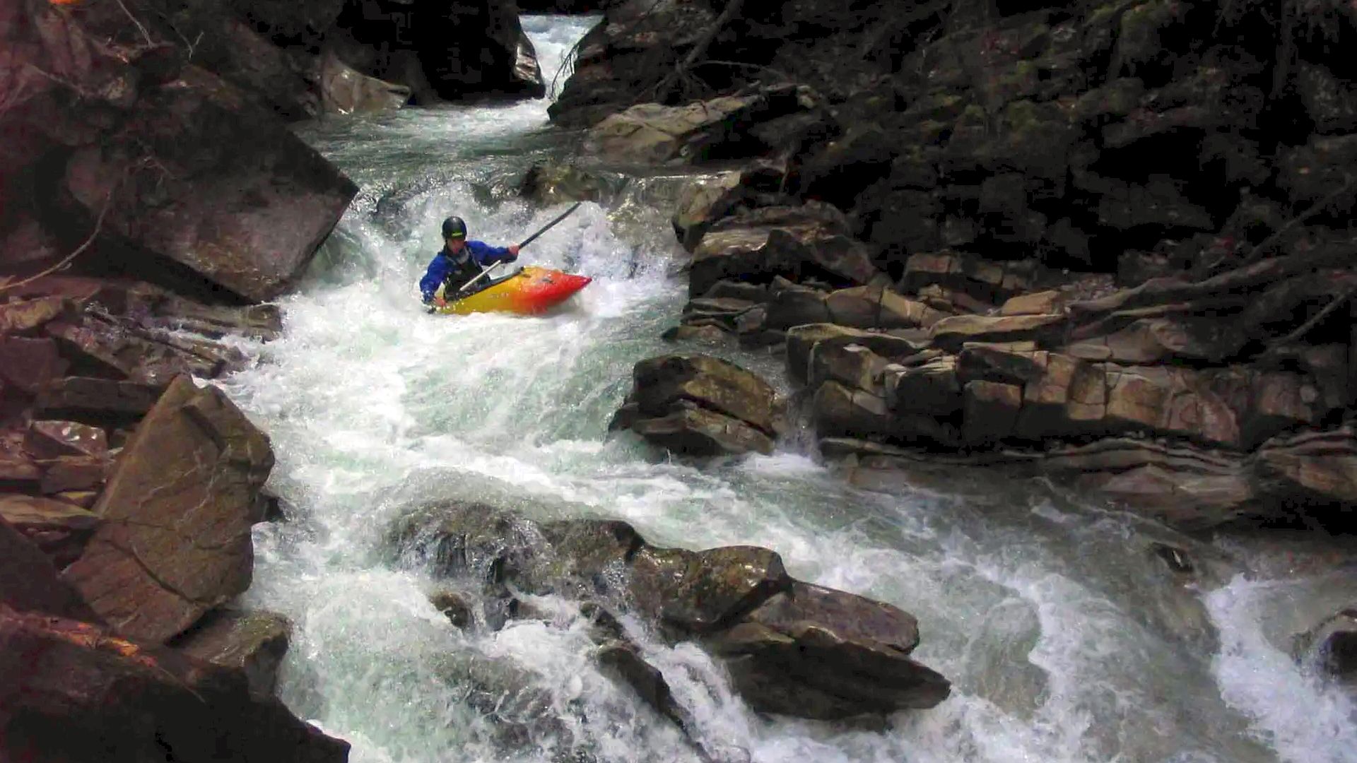 © Christian P. 14.4.08 Kajak, Fluss Necker, Abschnitt Vordernecker - Schwanzbrugg (Oberste) Folgekatarakt nach der Zwangspassage im Hintergrund