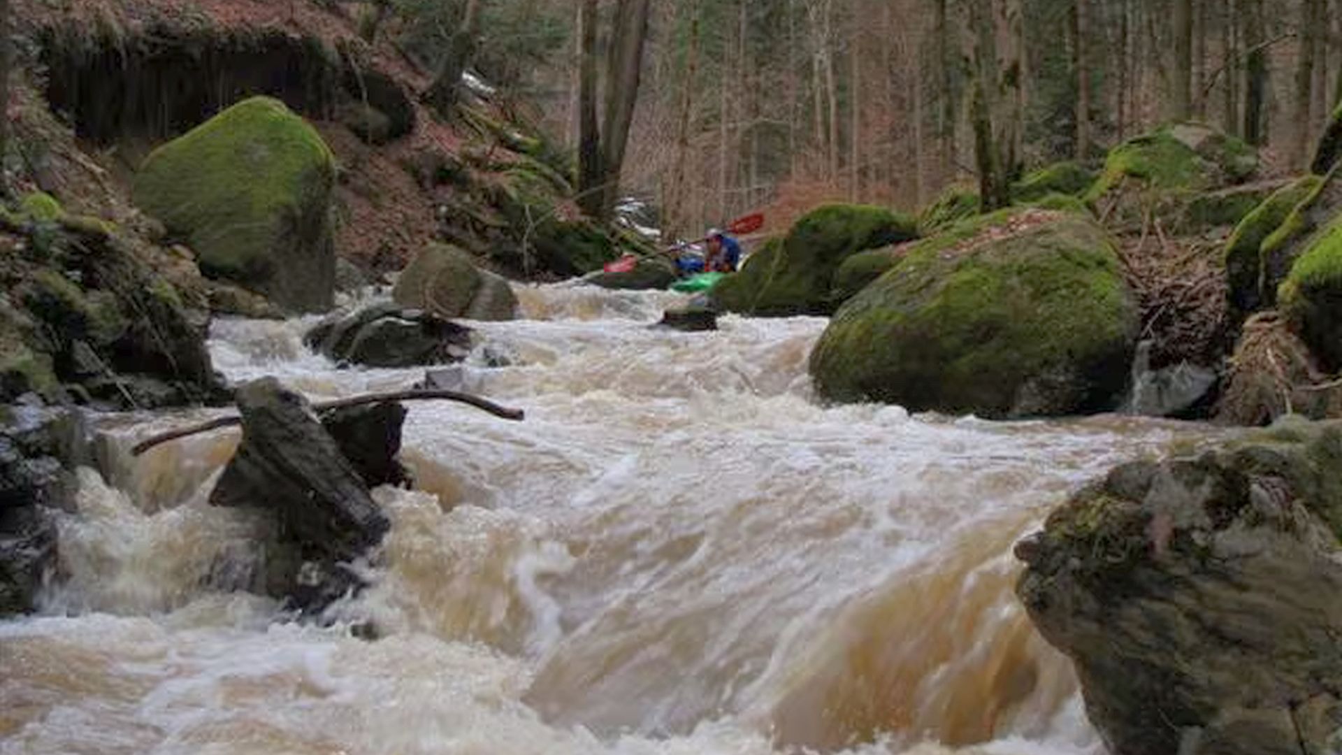 Kajak, Fluss Blindbach, Abschnitt Kleinwolfstein - Thalling (Waldschlucht) eine der Schlüsselstellen 