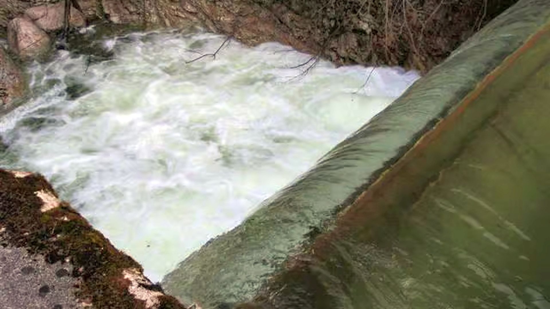 Kajak, Fluss Hammerbach, Abschnitt Oberkirchen - Hollenstein Blick ins 5m-Wehr 