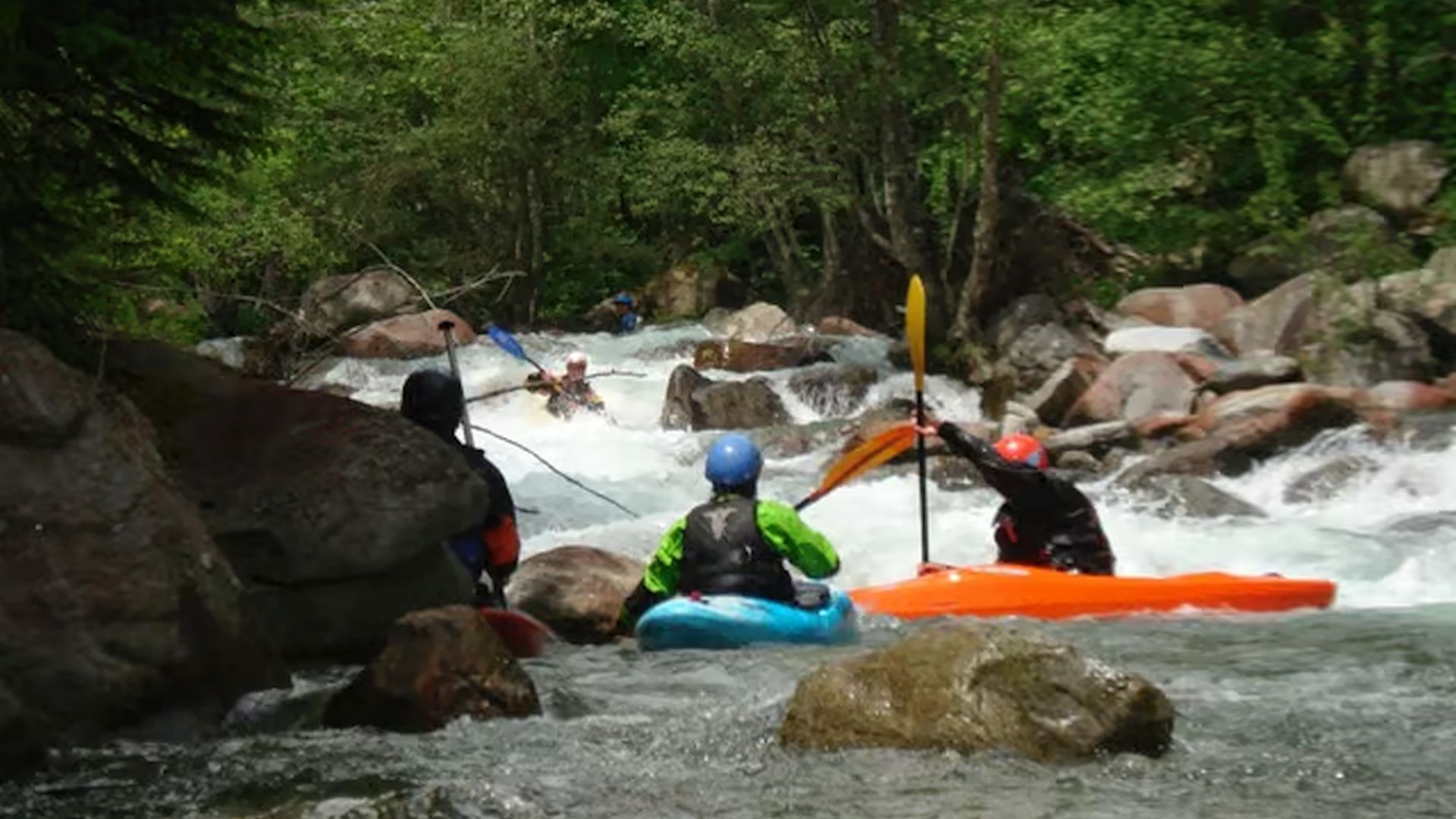 Kajak, Fluss Radlbach, Abschnitt Radlbach Brücke - Trebesing (Standardstrecke) von einem Abfall zum nächsten 