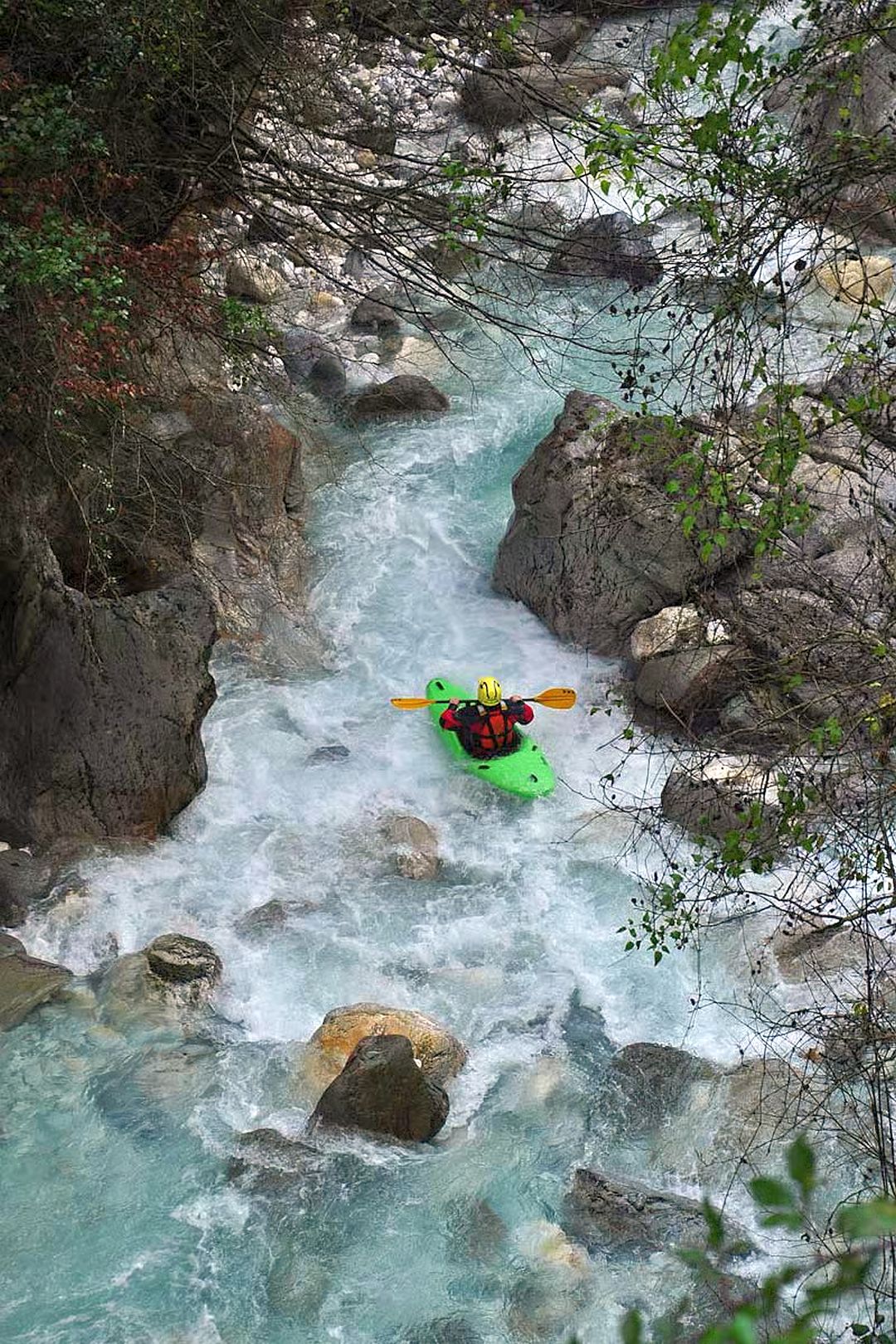 Kajak, Fluss Frigido, Abschnitt Forno - Canevara (Mittellauf) verblockte Schwälle bei Niedrigwasser 
