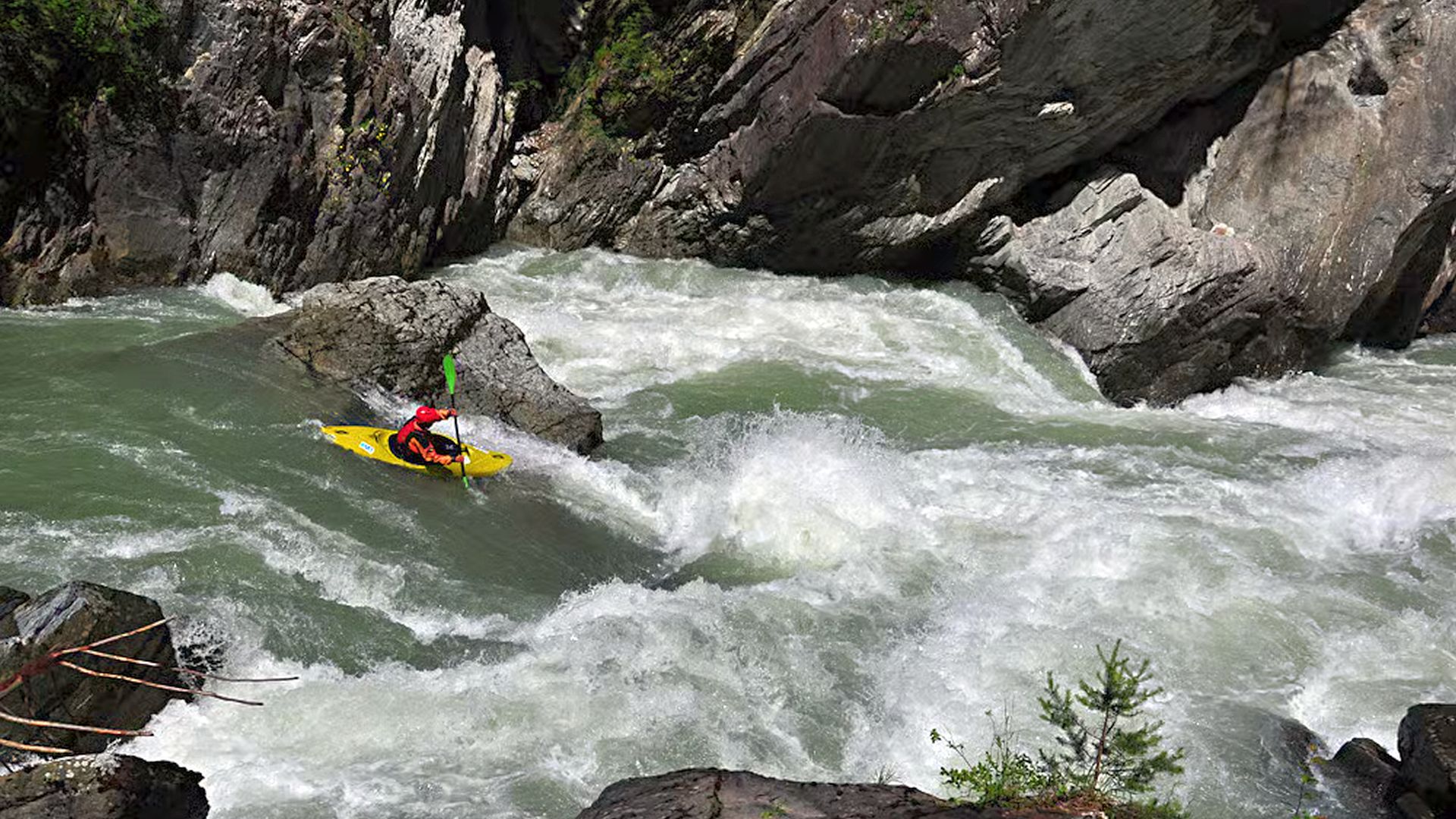 Kajak, Fluss Rienz, Abschnitt Putzerhof - Brixen (Untere Rienzschlucht) eine der großen Stromschnellen im unteren Teil 