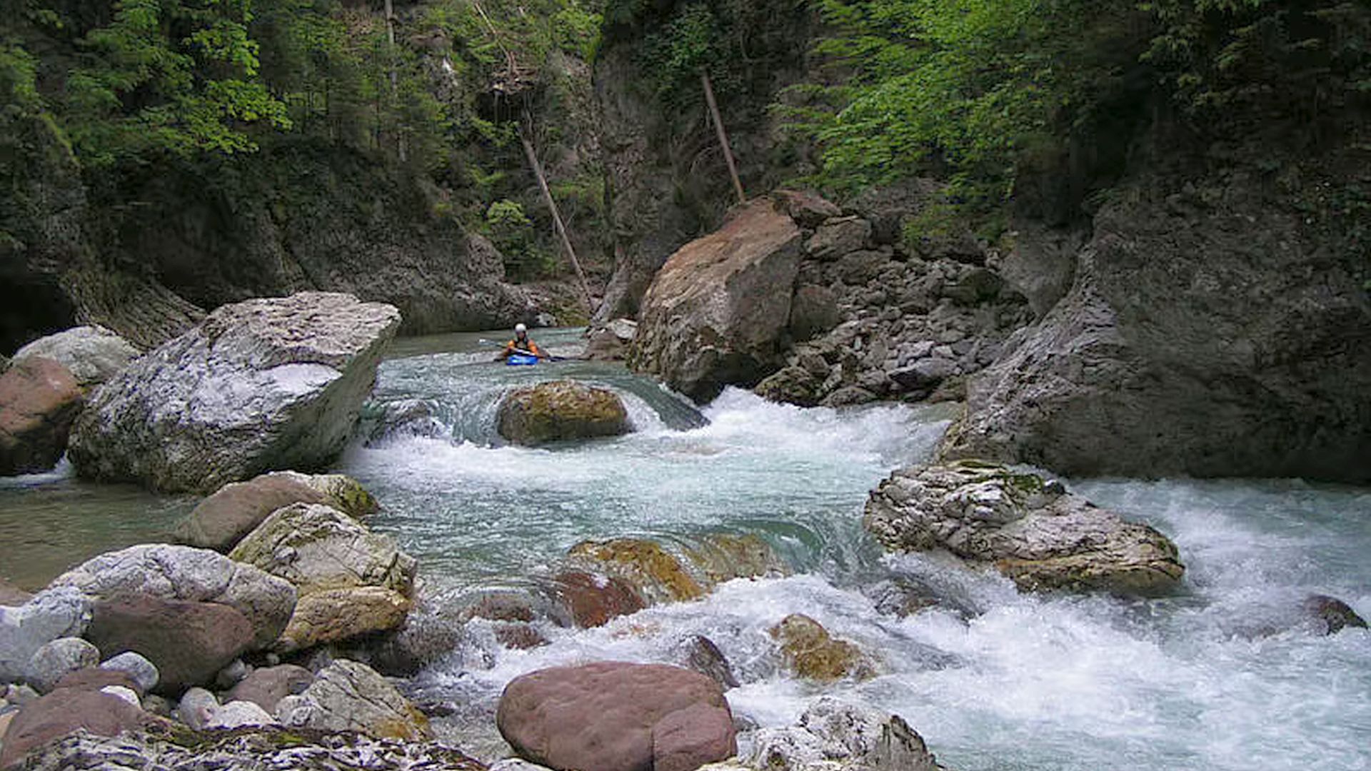 © Christoph S. 3.6.04 Kajak, Fluss Slizza (Gailitz), Abschnitt Tarvisio - Coccau (Schlucht) schöne Kombi nahe der alten Eisenbahnbrücke