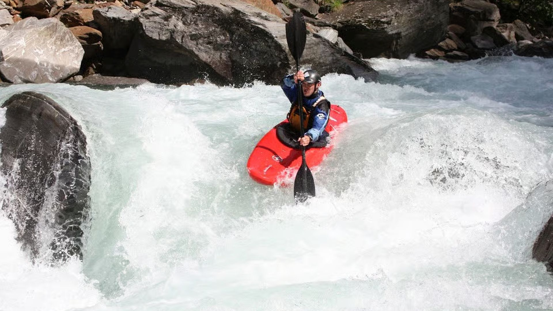 Kajak, Fluss Calancasca, Abschnitt Arvigo - Buseno (Standardstrecke) Beginn des langen Hauptkatarakts 