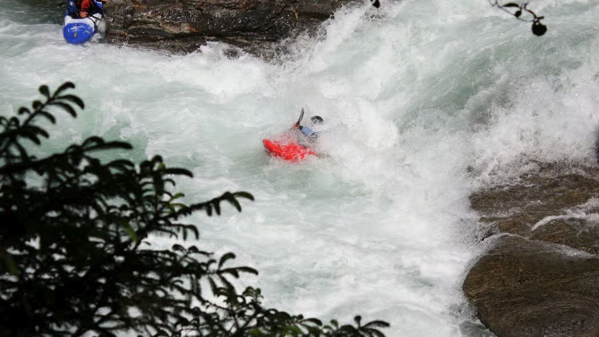 Kajak, Fluss Calancasca, Abschnitt Arvigo - Buseno (Standardstrecke) Walze gegen Schluss des Katarakts 