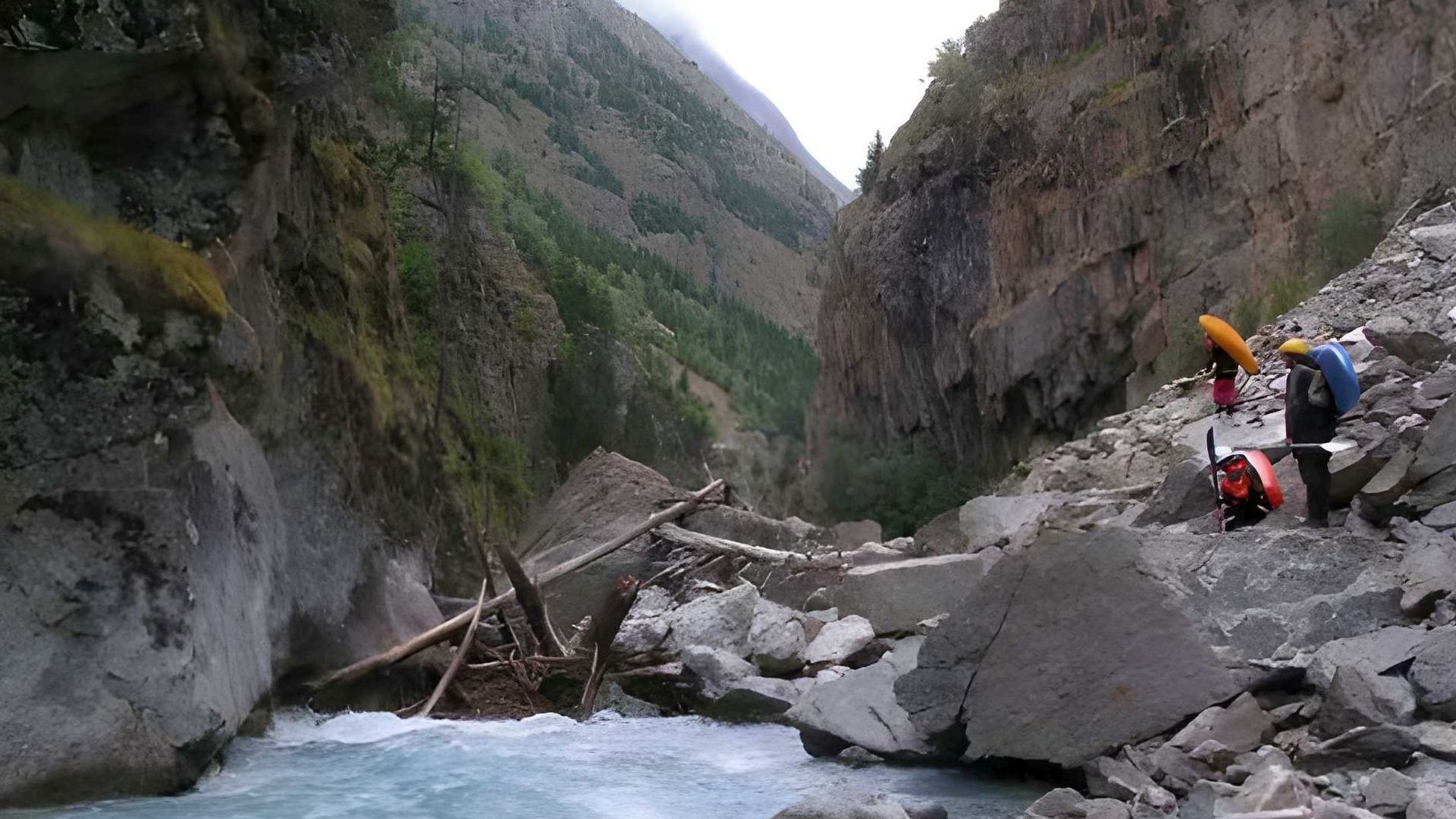 © Christoph S. 7.2.07 Kajak, Fluss Vénéon, Abschnitt Le Clot - St. Christophe der erste Bergsturz muss r umtragen werden