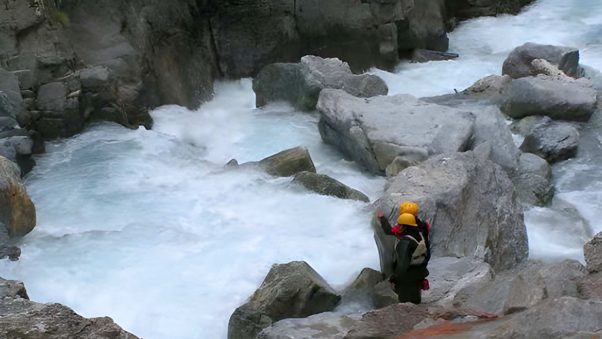 © Christoph S. 7.2.07 Kajak, Fluss Vénéon, Abschnitt Le Clot - St. Christophe das Ende des Bergsturzes ist knackig aber fahrbar