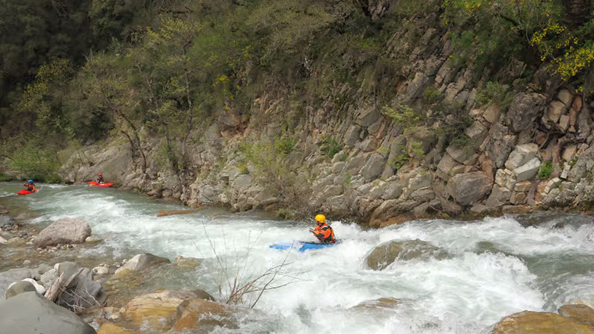 © Christoph S. 28.4.13 Kajak, Fluss Kotsalos, Abschnitt Brücke Simos/Platanos - Poros (Unterlauf) im Bereich einer Flussteilung nimmt das Gefälle zu