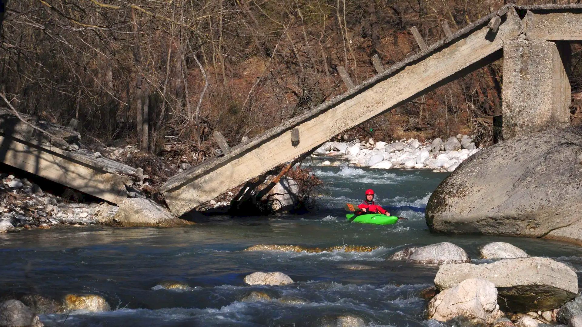 © Christoph S. 3.3.17 Kajak, Fluss Metsovitikos, Abschnitt Megalo Peristeri - Baltouma (Unterlauf) bei der eingestürzten Betonbrücke