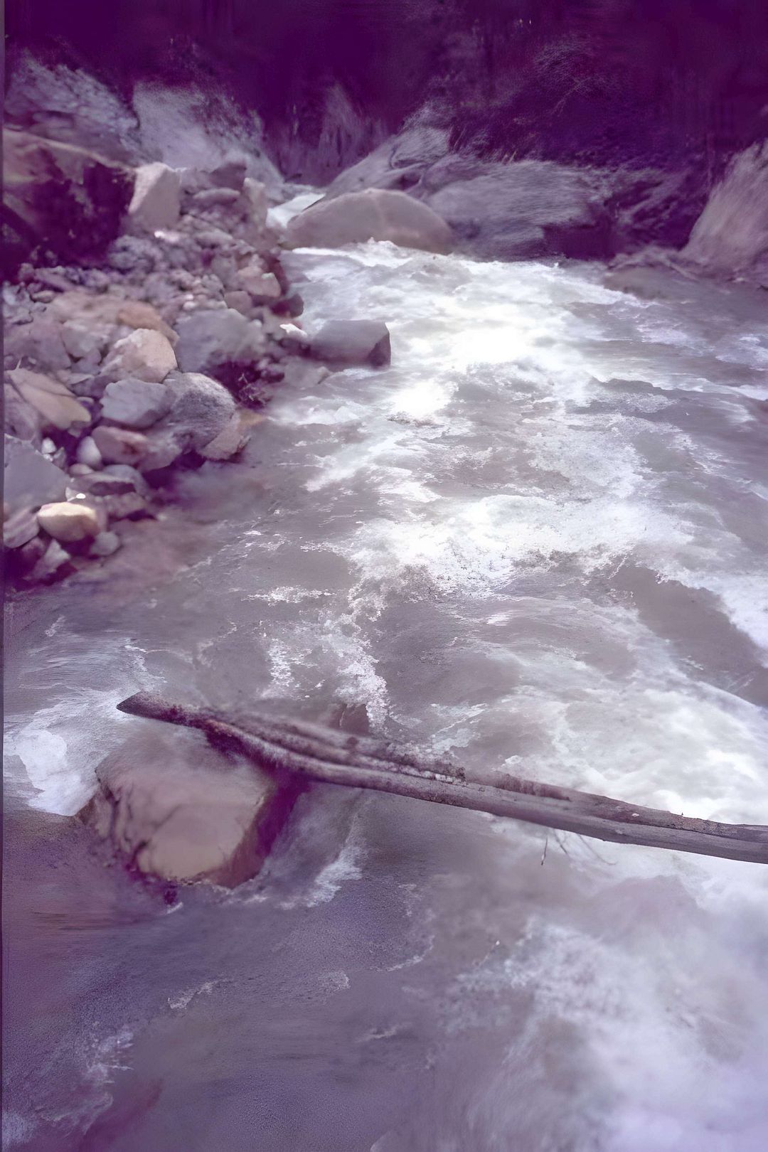 © Christoph S. 8.1.05 Kajak, Fluss Ekinci Dere, Abschnitt Mündungsklamm flach, schnell und kehrwasserlos vor der Klamm
