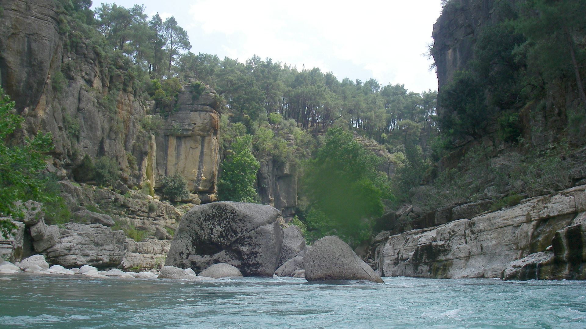 © Thomas R. 3.5.08 Kajak, Fluss Köprü, Abschnitt Oluk Köprü - Beskonak (Raftingstrecke) große Blöcke