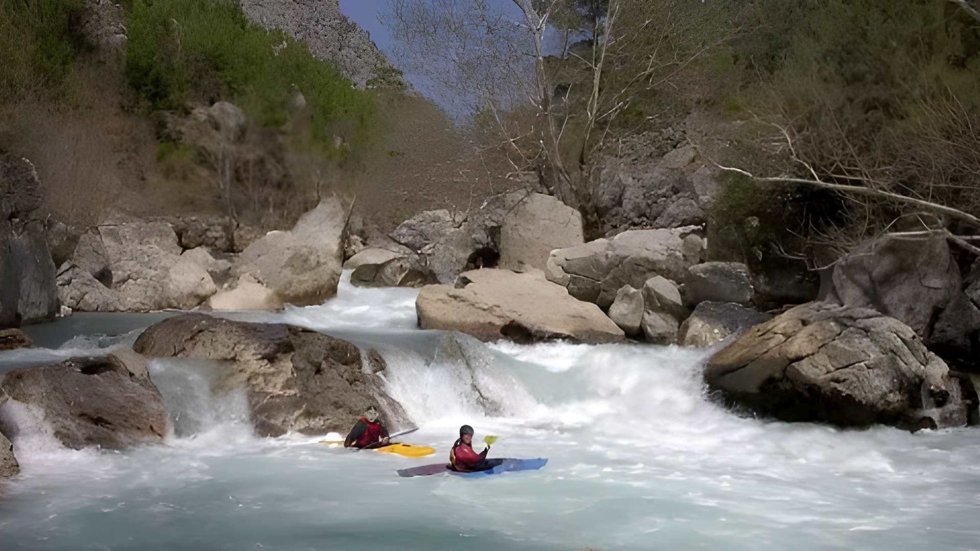 Kajak, Fluss Manavgat, Abschnitt Üzümdere Schlucht Ende des langen Kataraktes vor dem Schluchtbeginn 