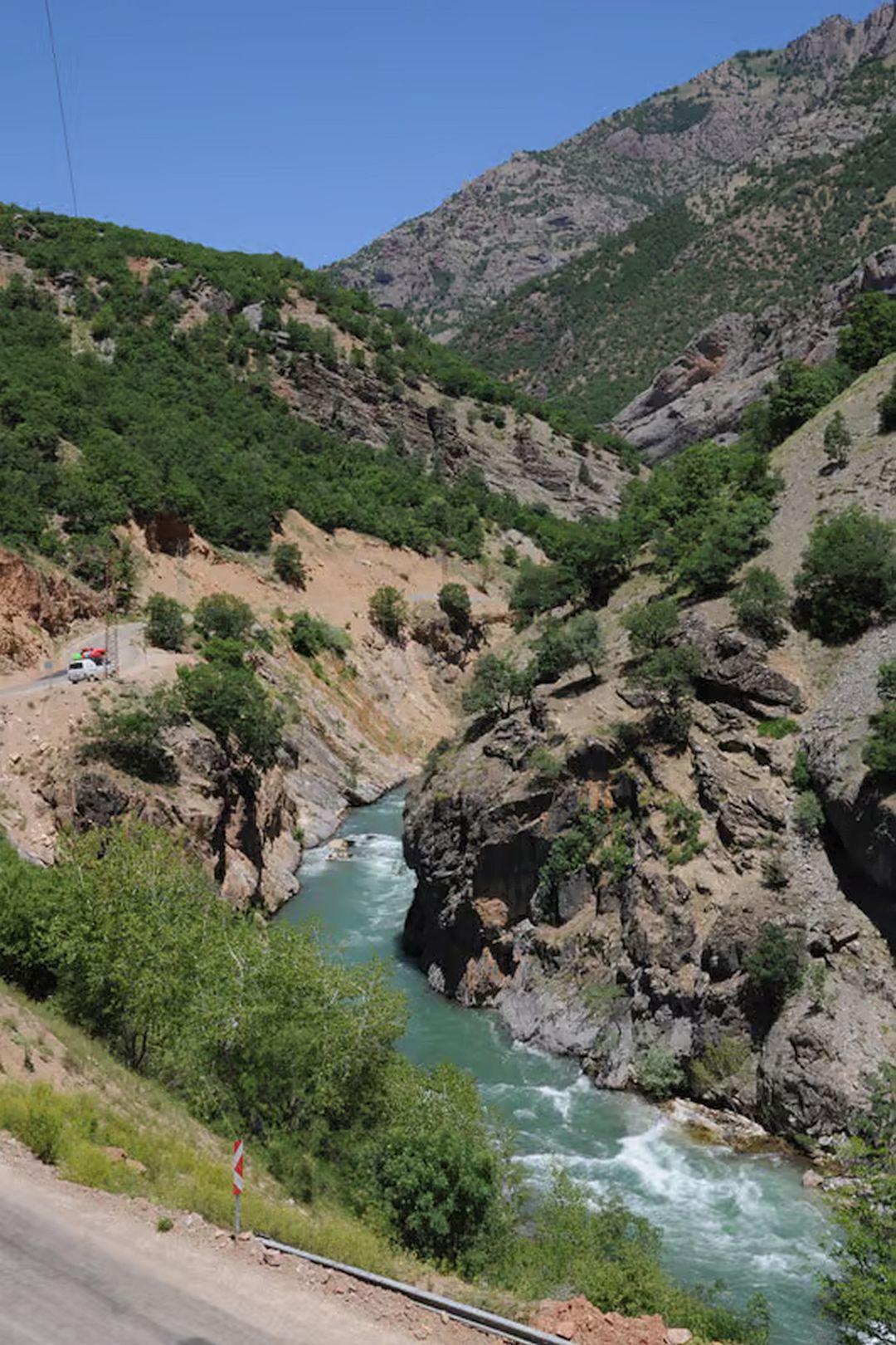 Kajak, Fluss Munzur, Abschnitt Asagi Torunoba - Tunceli (Mittellauf) die Klamm unterhalb der Talstraßen-Brücke 