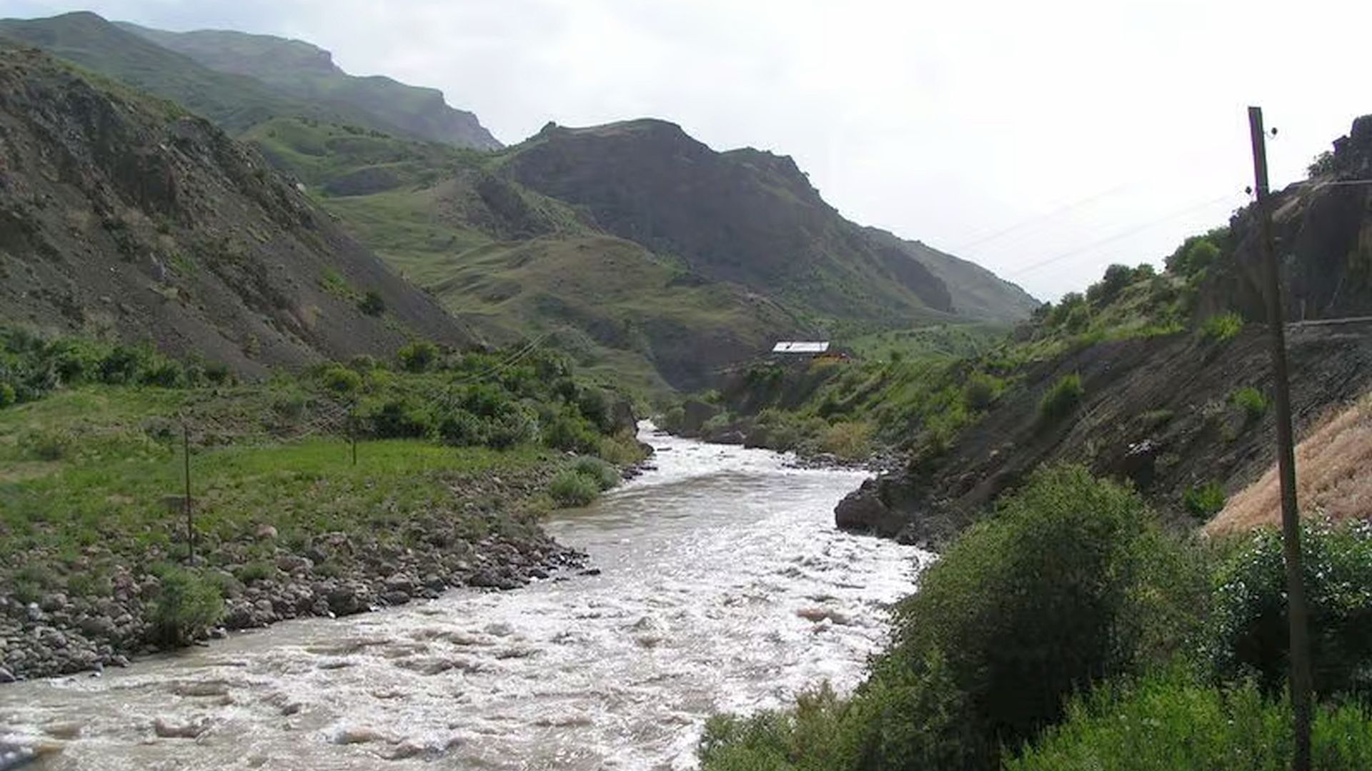 Kajak, Fluss Zab, Abschnitt Brücke D400 - Gündes offenes Wildwasser gleich nach dem Einstieg 