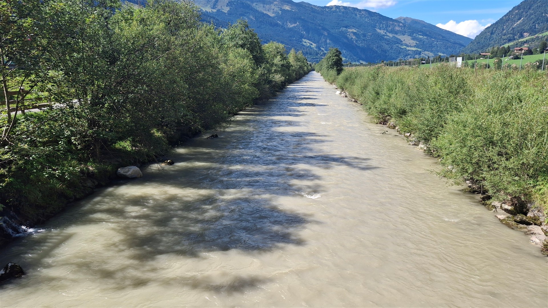 Kajak, Fluss Gasteiner Ache, Abschnitt Bad Bruck - Breitenberg kurz begradigt nach Zufahrt Gasteiner Badesee 
