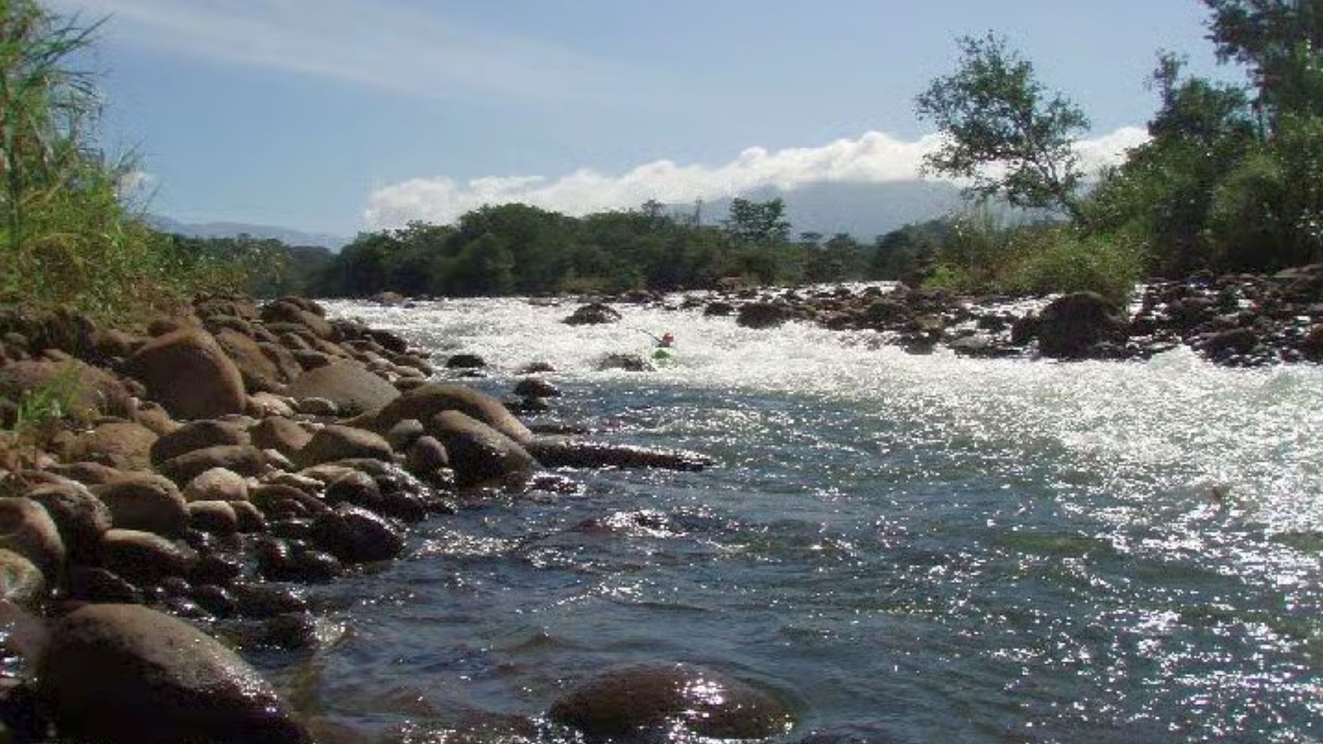 © Max M. 25.12.08 Kajak, Fluss Río Caño Grande, Abschnitt Venecia - Pital (Standardstrecke) letzter Schwall vor der Ausstiegsbrücke, auch bei NW wuchtig
