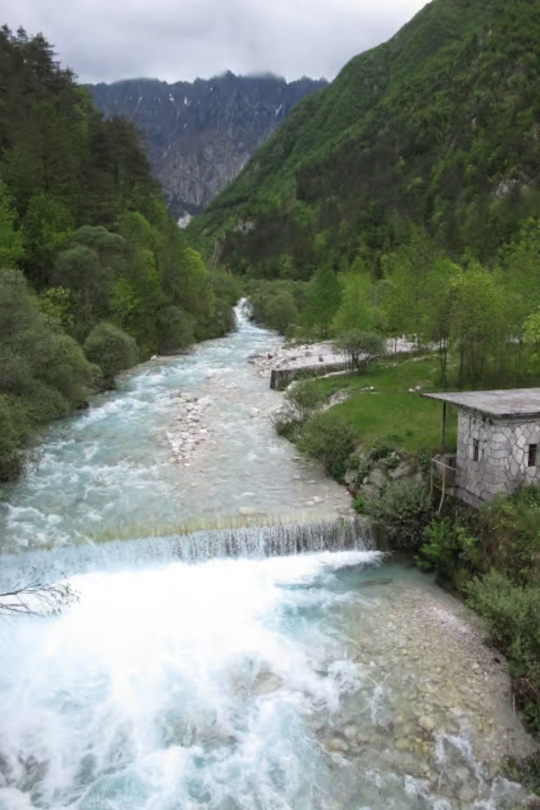 © Max M. 18.5.10 Kajak, Fluss Torre, Abschnitt Pradielis - Tarcento (Standardstrecke) Gefällebremse oberhalb Einstieg