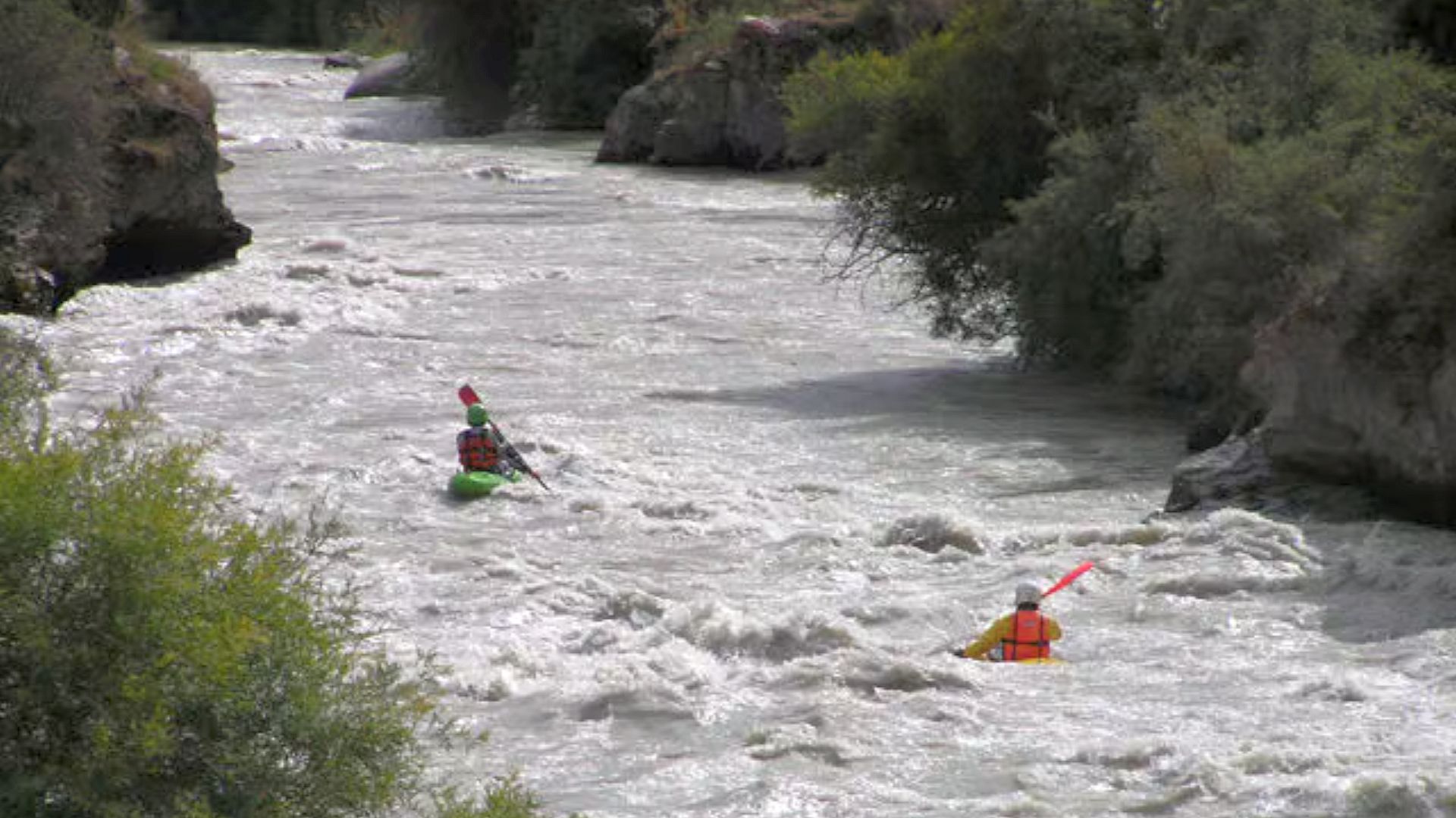 © Wolfgang A. 8.8.08 Kajak, Fluss Chong-Kemin, Abschnitt Unterer Chong-Kemin flottes, wuchtiges Gletscherwasser kurz nach dem Einstieg