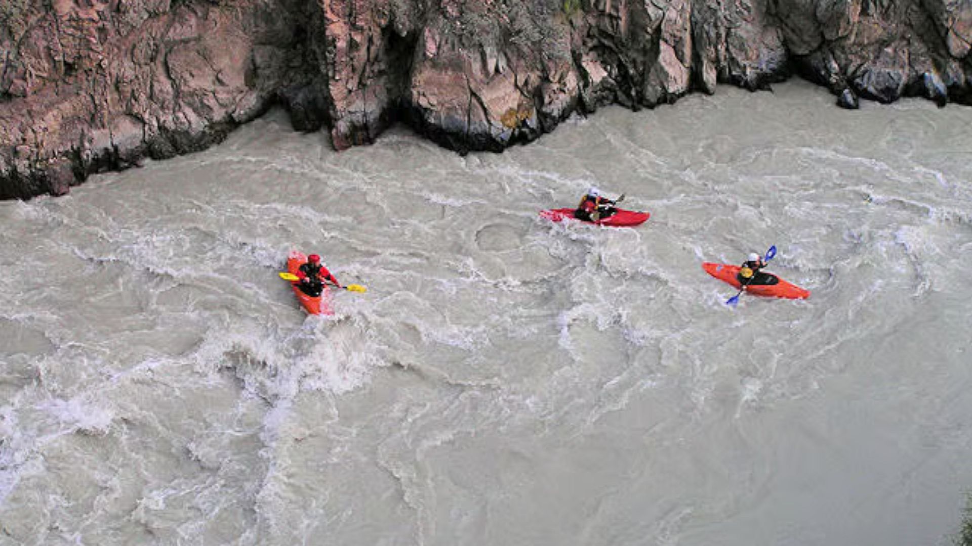 © Wolfgang A. 8.8.08 Kajak, Fluss Chong-Kemin, Abschnitt Unterer Chong-Kemin in der Schlucht kurz vor der linksseitigen Prallwand