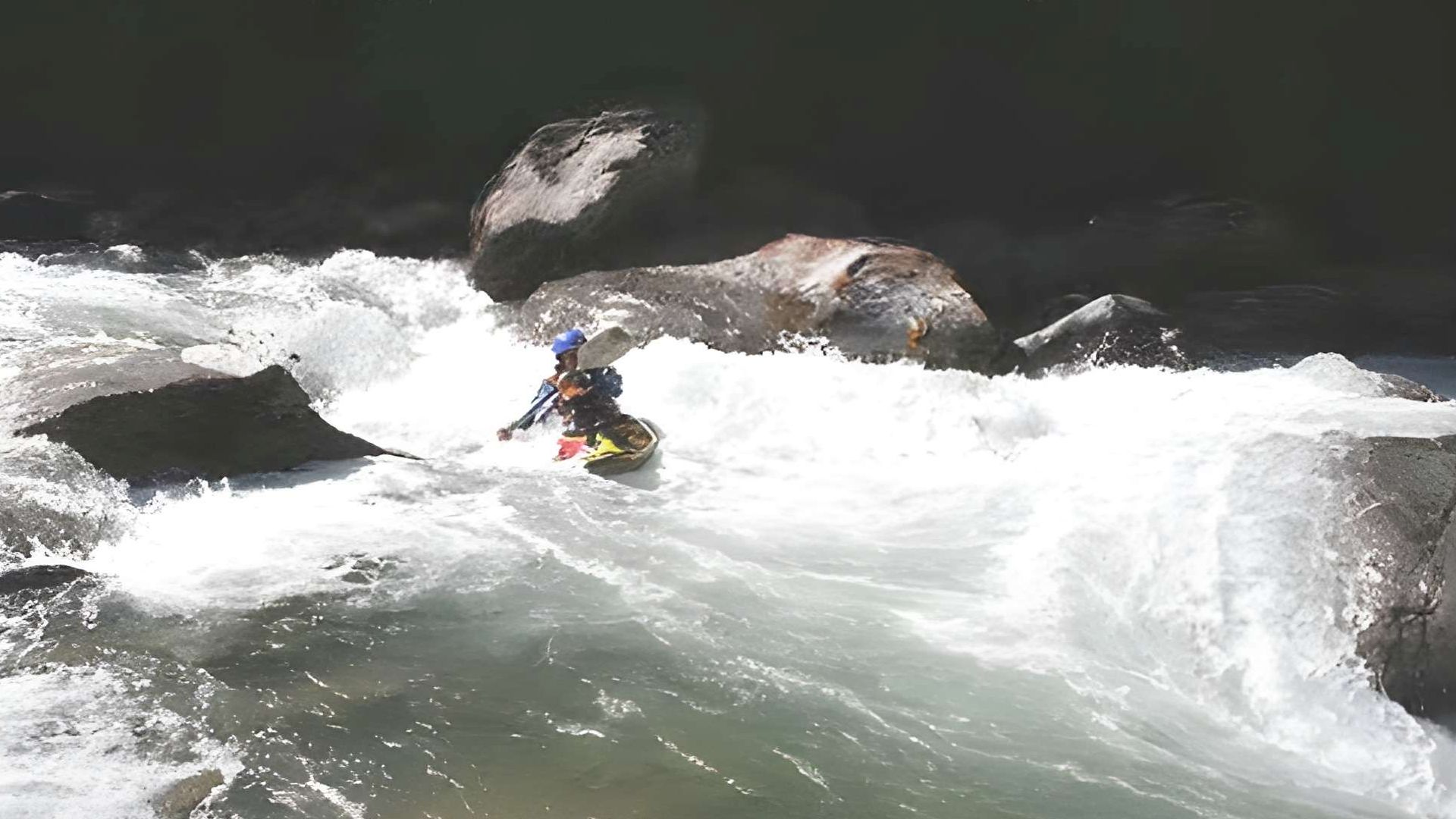 © Hannes P. 12.4.06 Kajak, Fluss Passer, Abschnitt Gomion - St. Leonhard (Hinterpasseier) die schwerste Stelle
